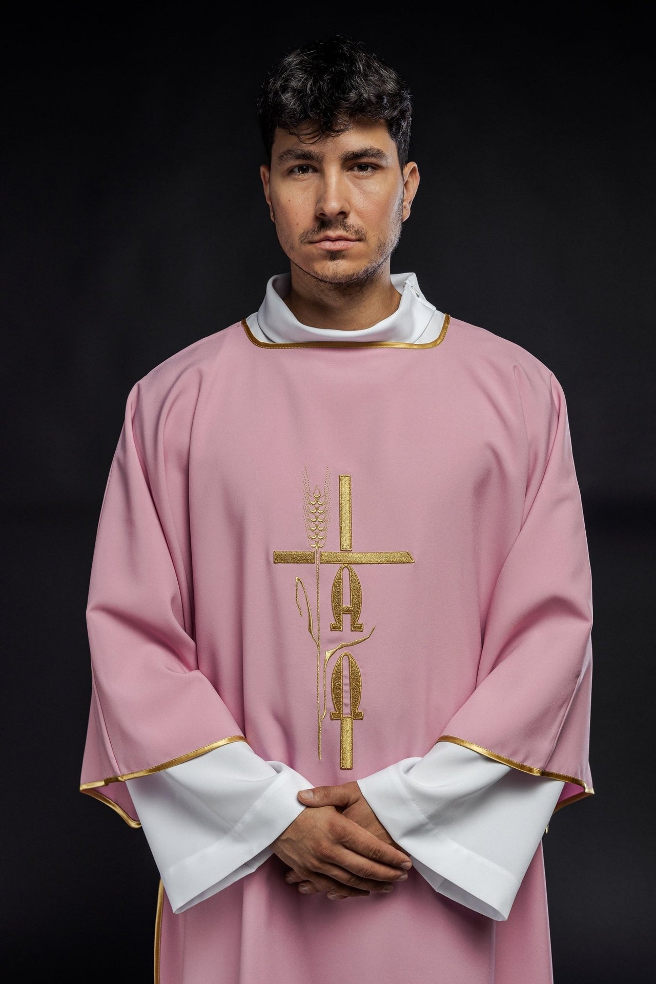 Różowa Dalmatyka Liturgiczna Alfa Omega - Haft Złotą Nicią - SZATYLITURGICZNE.PL