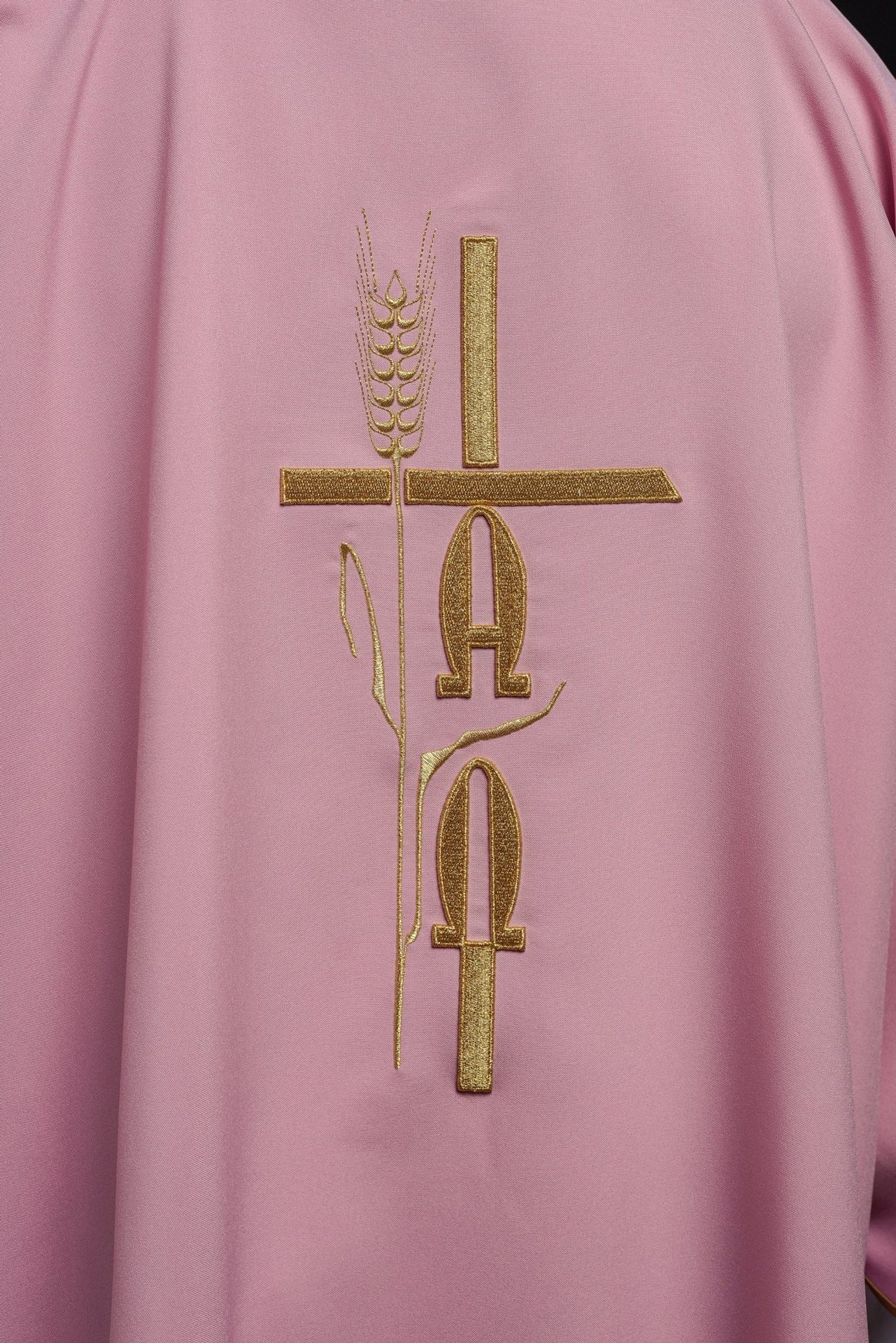 Różowa Dalmatyka Liturgiczna Alfa Omega - Haft Złotą Nicią - SZATYLITURGICZNE.PL
