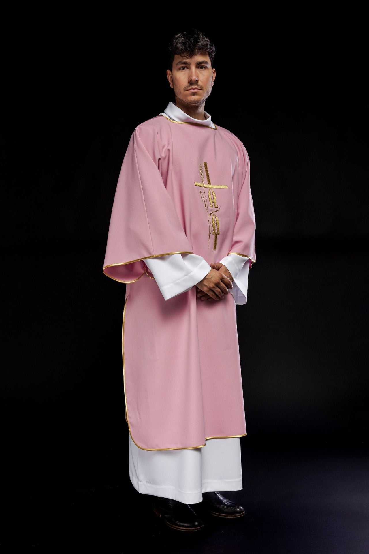 Różowa Dalmatyka Liturgiczna Alfa Omega - Haft Złotą Nicią - SZATYLITURGICZNE.PL