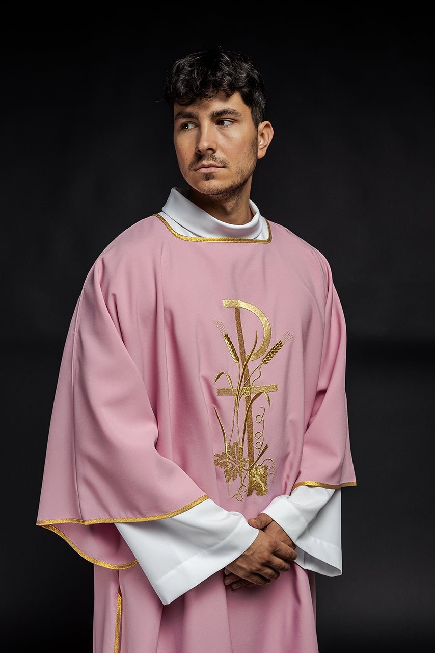 Różowa dalmatyka z złotym haftem krzyża Pax - SZATYLITURGICZNE.PL