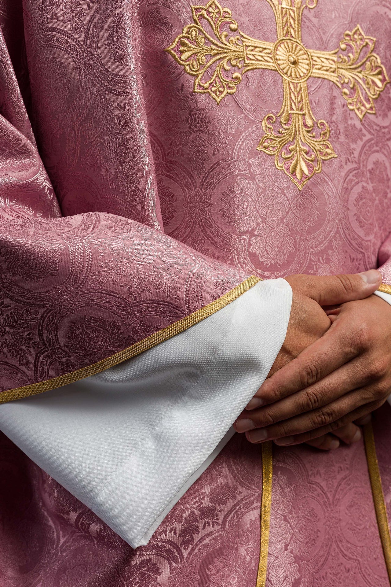 Różowy Ornat Liturgiczny z Haftowanym Krzyżem - Polska Produkcja - SZATYLITURGICZNE.PL