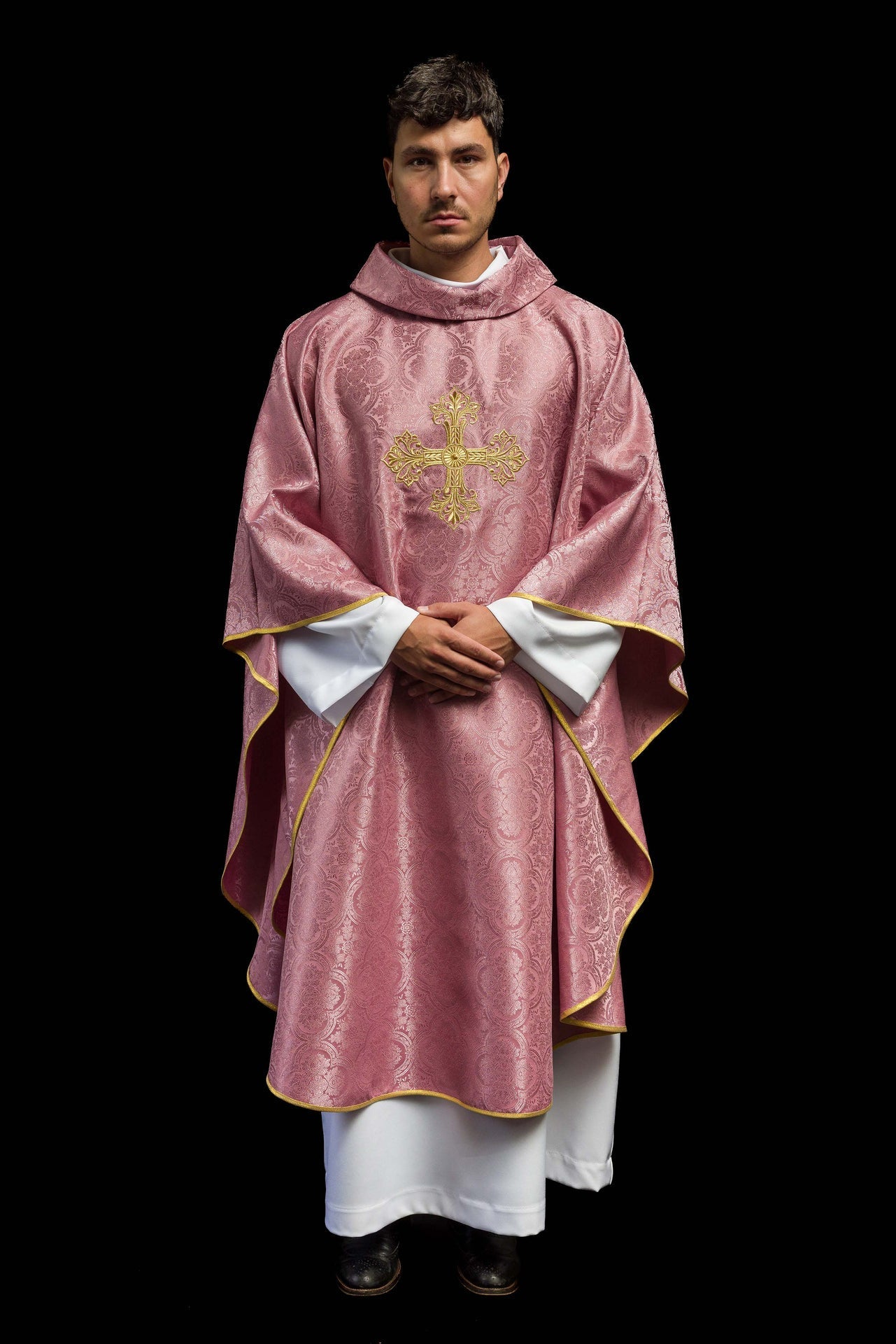 Różowy Ornat Liturgiczny z Haftowanym Krzyżem - Polska Produkcja - SZATYLITURGICZNE.PL