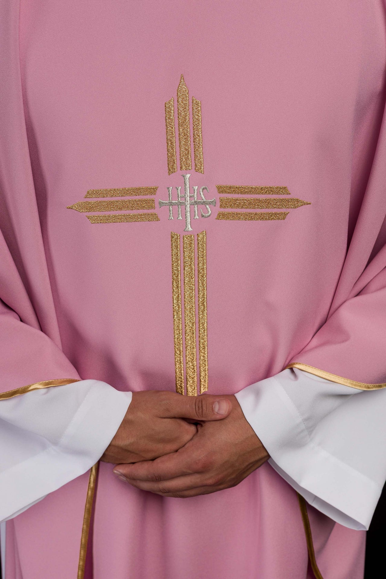 Różowy Ornat Liturgiczny ze Złotym Haftem IHS - Elegancki - SZATYLITURGICZNE.PL