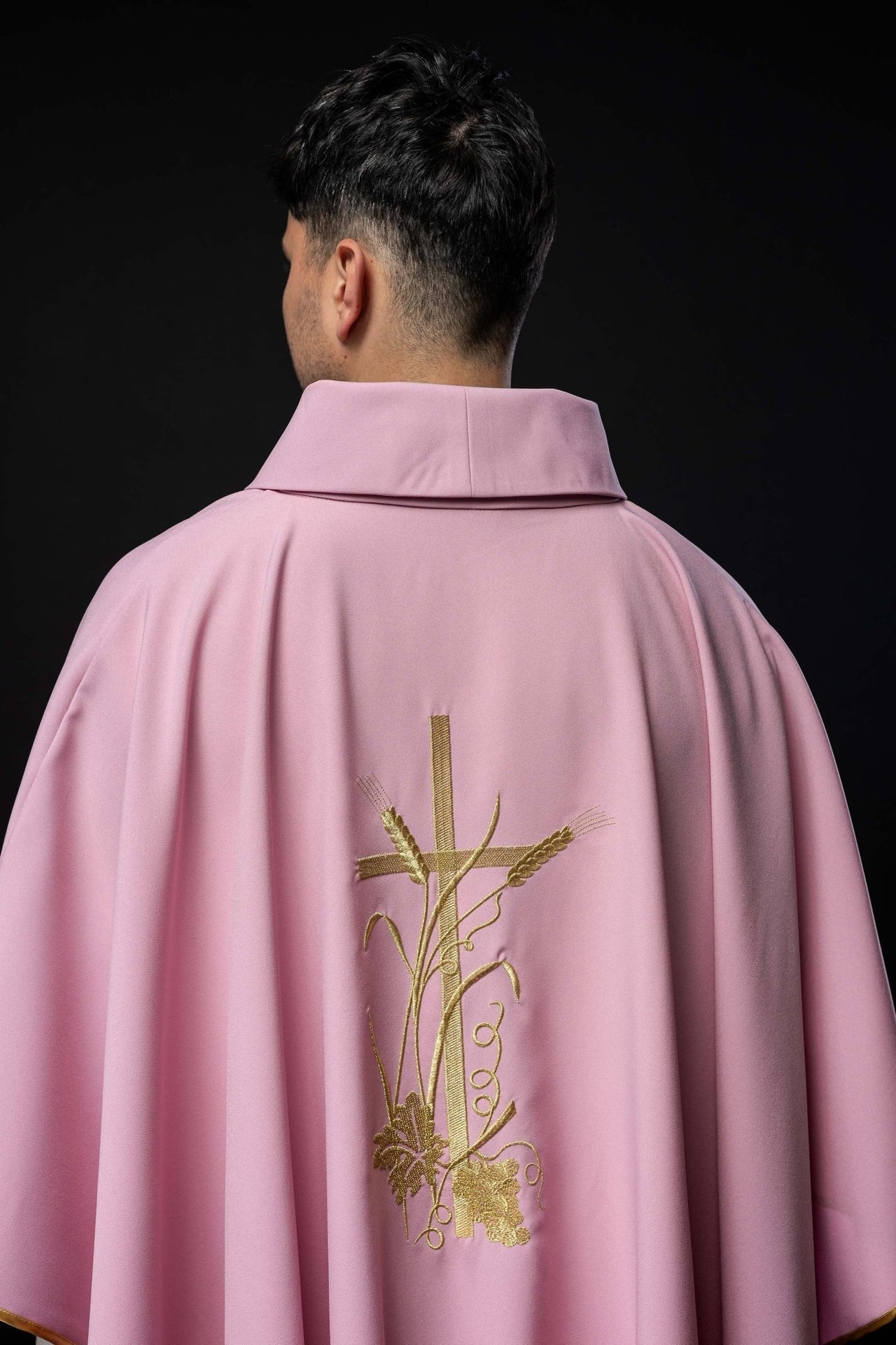 Różowy Ornat Liturgiczny ze Złotym Haftem PAX - Polski Produkt - SZATYLITURGICZNE.PL
