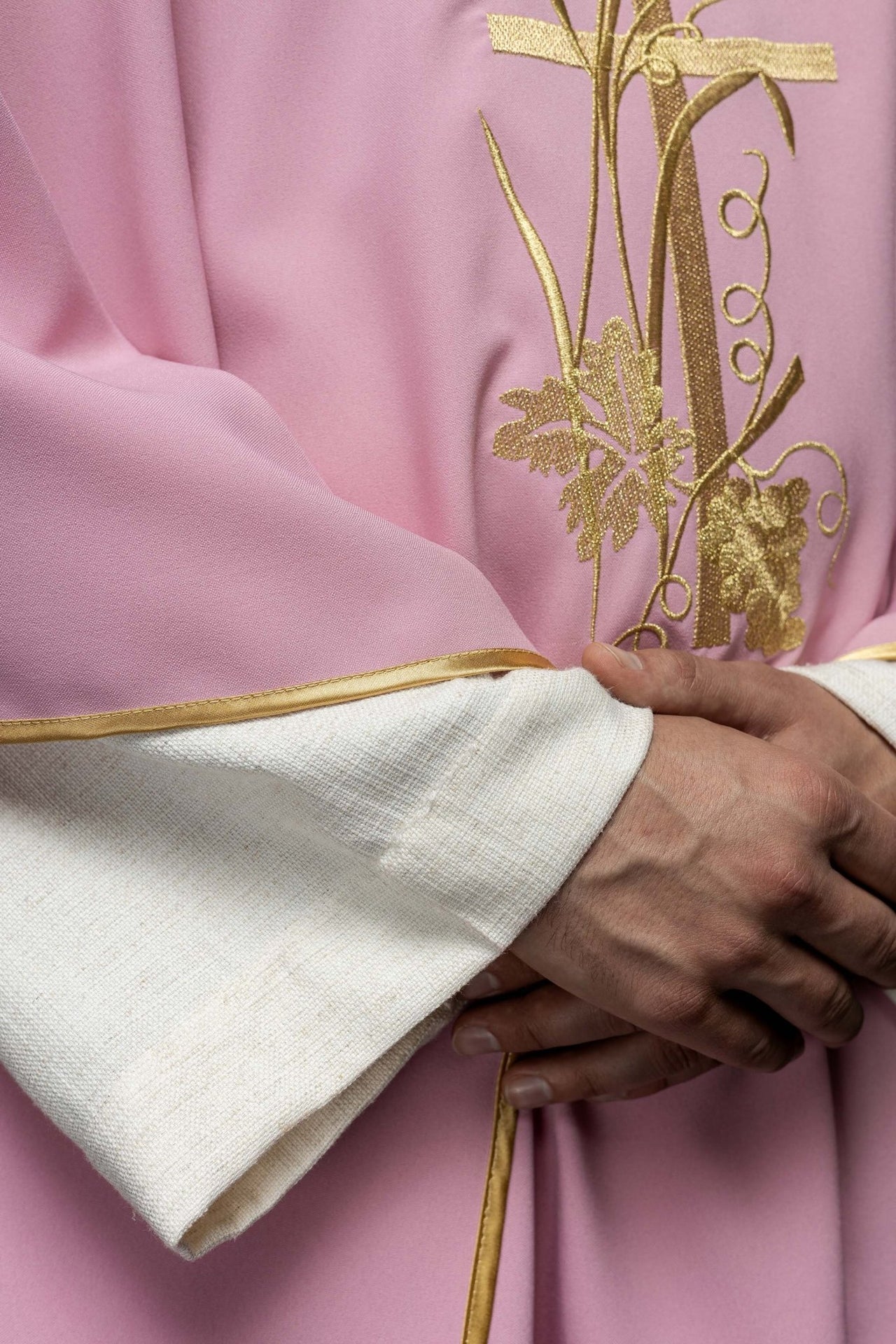 Różowy Ornat Liturgiczny ze Złotym Haftem PAX - Polski Produkt - SZATYLITURGICZNE.PL