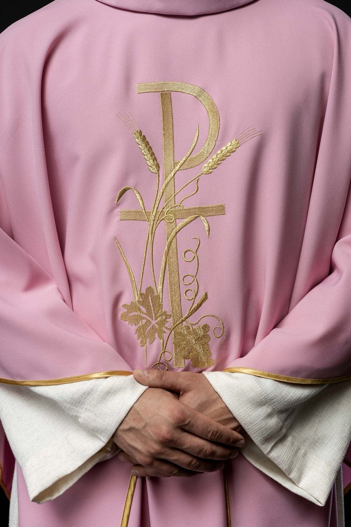 Różowy Ornat Liturgiczny ze Złotym Haftem PAX - Polski Produkt - SZATYLITURGICZNE.PL