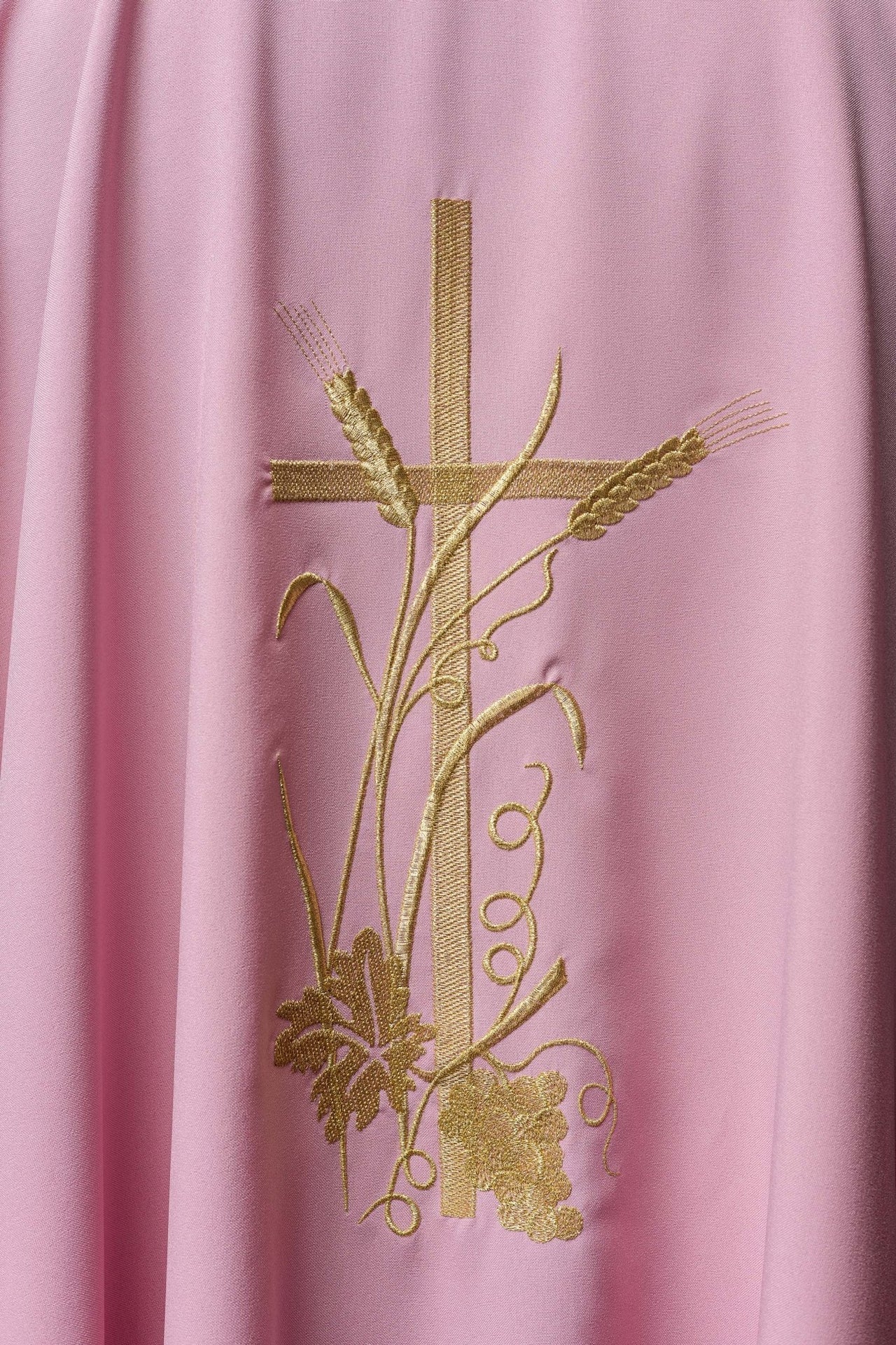 Różowy Ornat Liturgiczny ze Złotym Haftem PAX - Polski Produkt - SZATYLITURGICZNE.PL