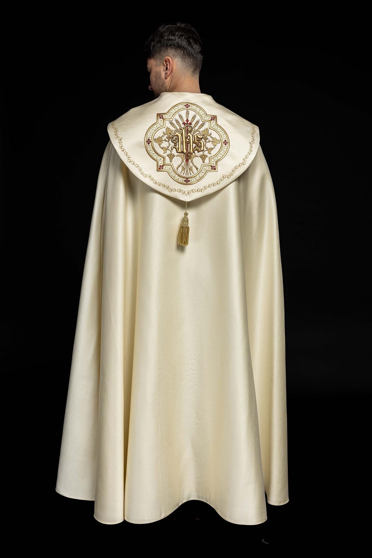 Satynowa kapa liturgiczna ecru z haftowanym złotym IHS - SZATYLITURGICZNE.PL