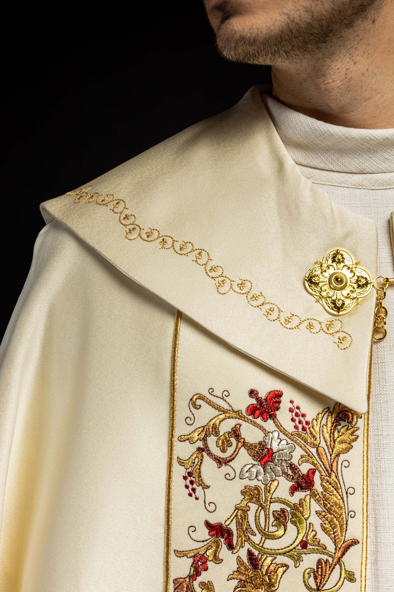 Satynowa kapa liturgiczna ecru z haftowanym złotym IHS - SZATYLITURGICZNE.PL
