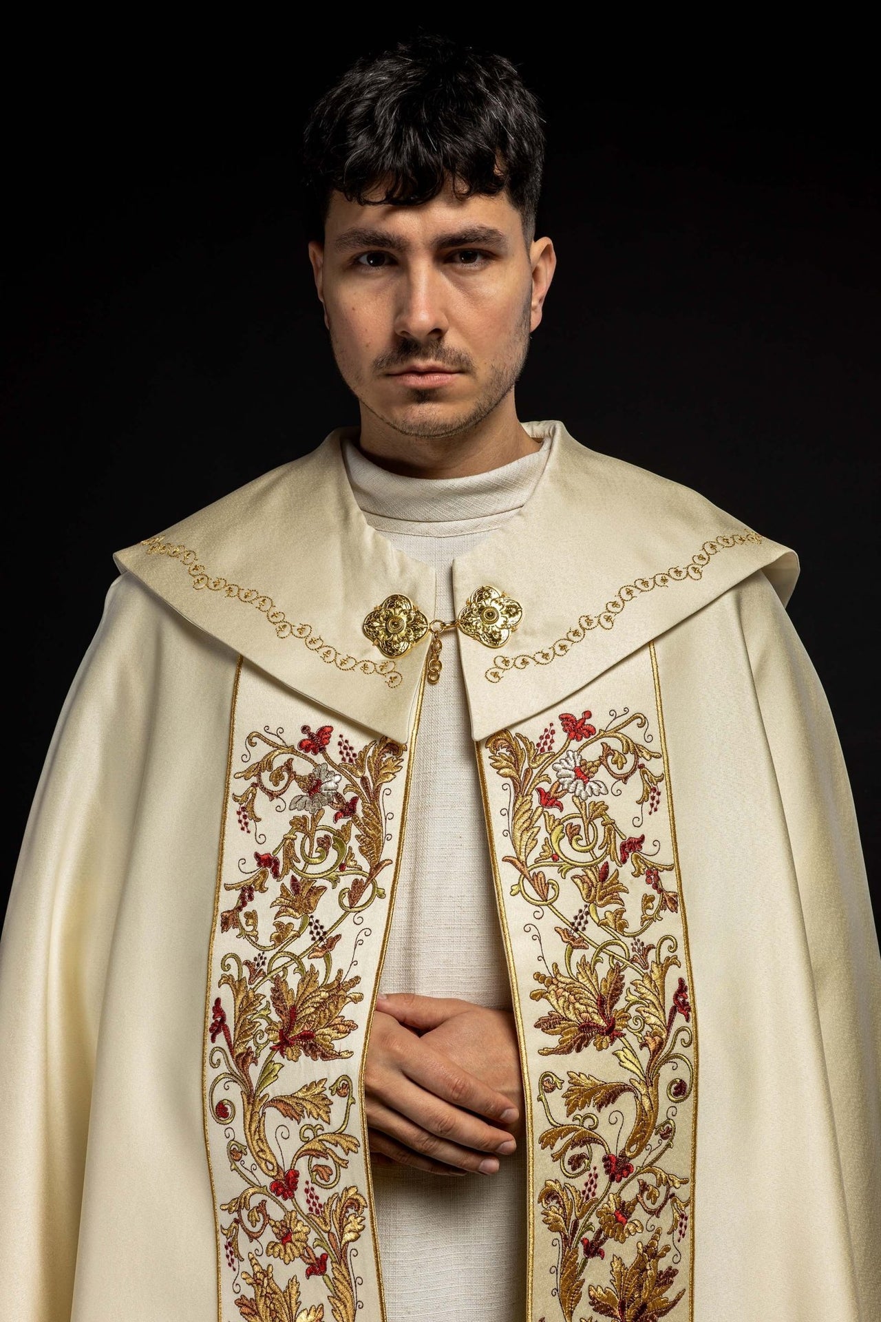Satynowa kapa liturgiczna ecru z haftowanym złotym IHS - SZATYLITURGICZNE.PL