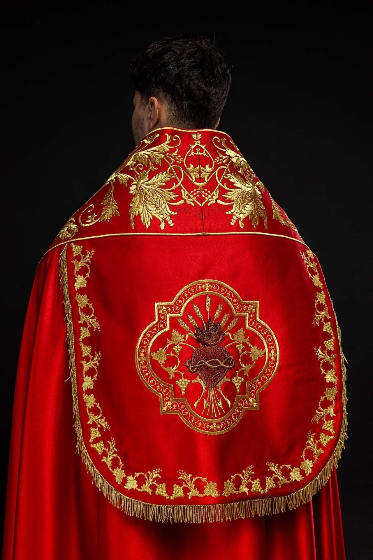 Satynowa kapa rzymska czerwona z haftowanym sercem Pana Jezusa - SZATYLITURGICZNE.PL
