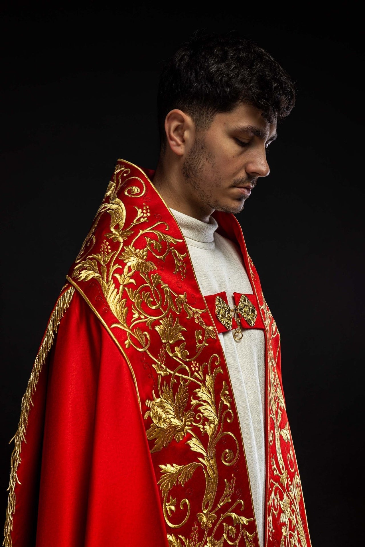 Satynowa kapa rzymska czerwona z haftowanym sercem Pana Jezusa - SZATYLITURGICZNE.PL