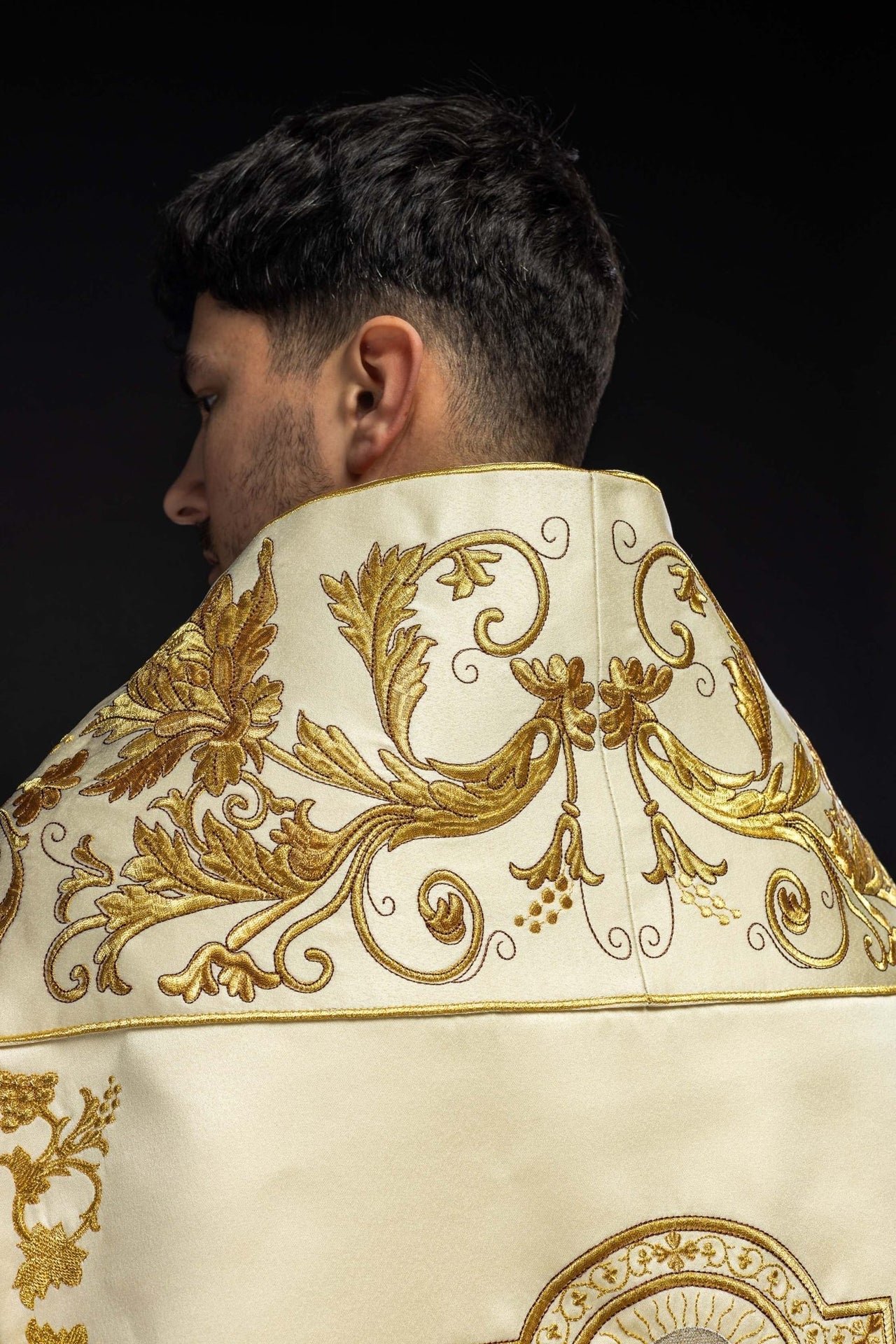 Satynowa kapa rzymska ecru z haftowanym Kielichem Eucharystycznym - SZATYLITURGICZNE.PL