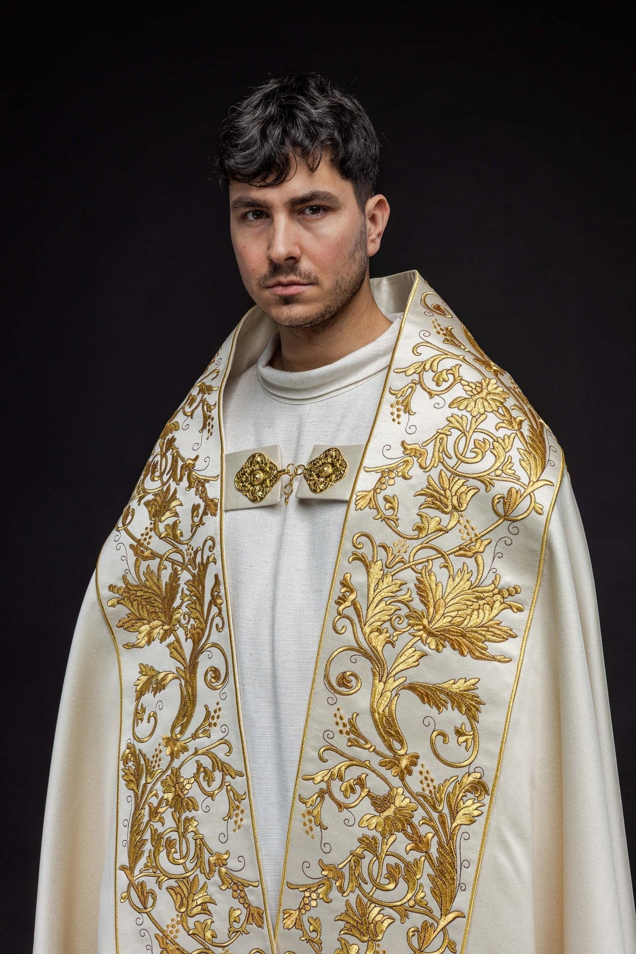 Satynowa kapa rzymska ecru z haftowanym sercem Pana Jezusa - SZATYLITURGICZNE.PL