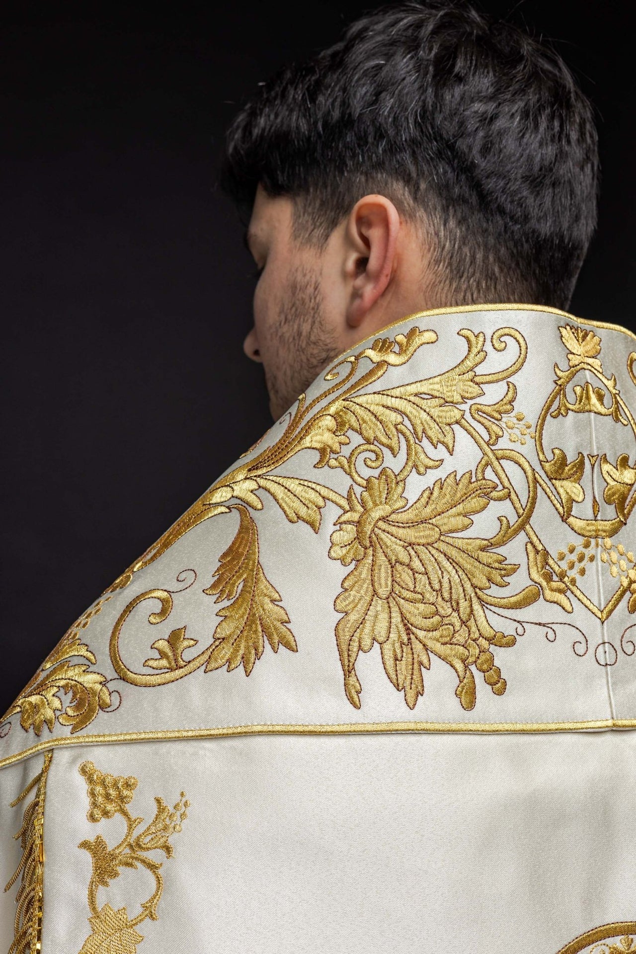 Satynowa kapa rzymska ecru z haftowanym sercem Pana Jezusa - SZATYLITURGICZNE.PL