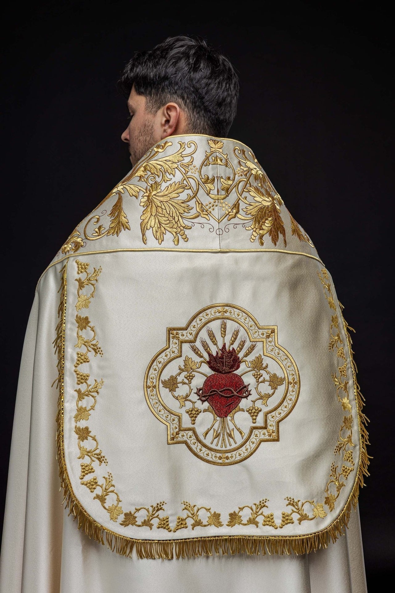 Satynowa kapa rzymska ecru z haftowanym sercem Pana Jezusa - SZATYLITURGICZNE.PL