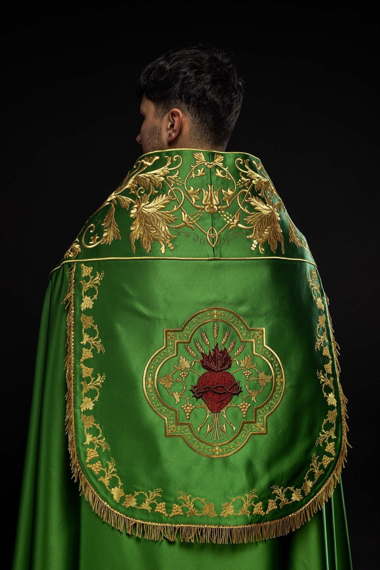 Satynowa kapa rzymska zielona z haftowanym sercem Pana Jezusa - SZATYLITURGICZNE.PL
