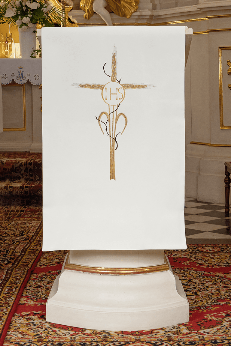 Serweta na Lektorium Ecru z Haftem Krzyża IHS - Elegancka Dekoracja - SZATYLITURGICZNE.PL