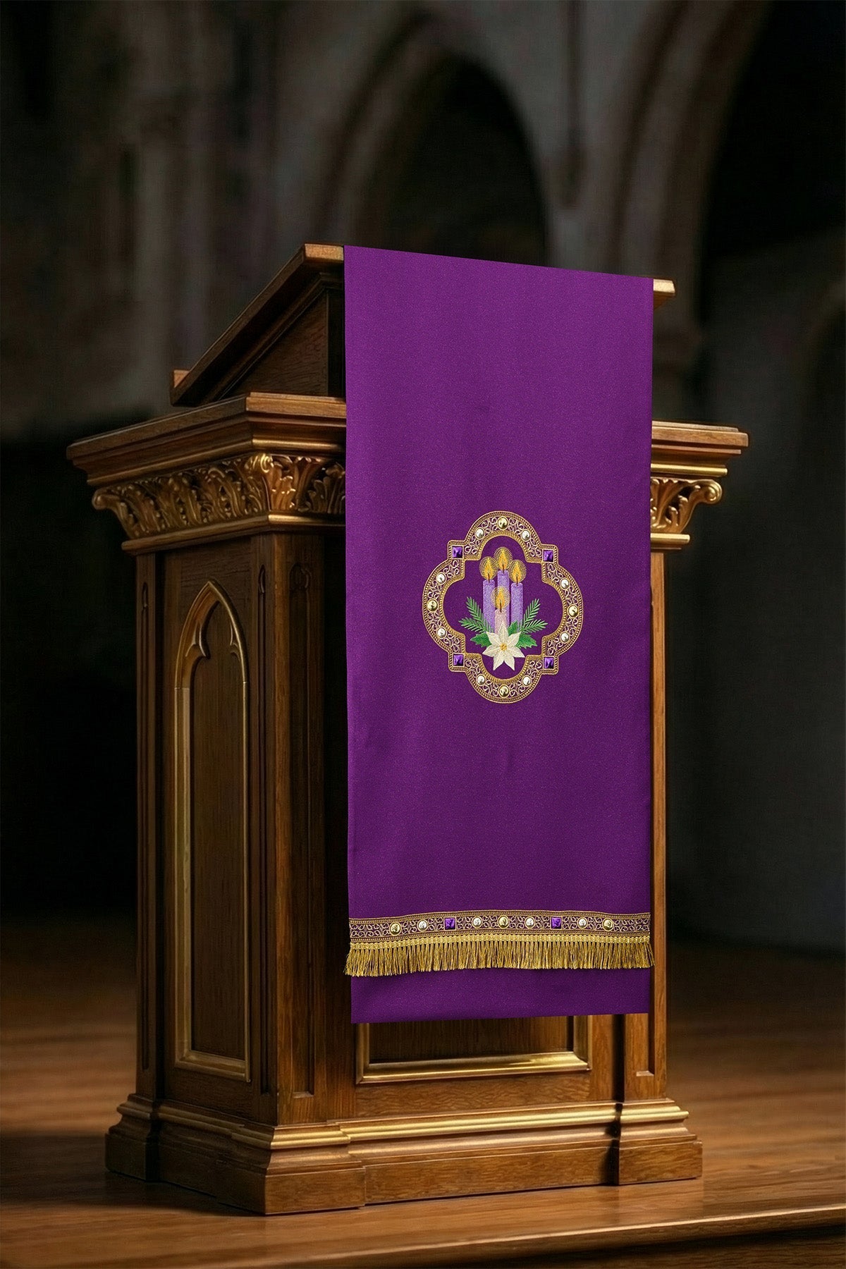 Serweta na lektorium z haftem adwentowym fioletowa - SZATYLITURGICZNE.PL
