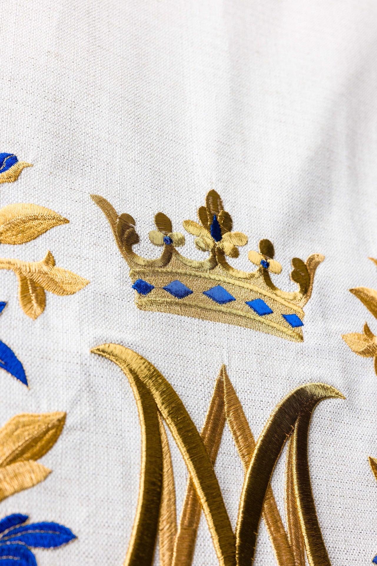 Serweta na lektorium z haftem maryjnym ecru - SZATYLITURGICZNE.PL