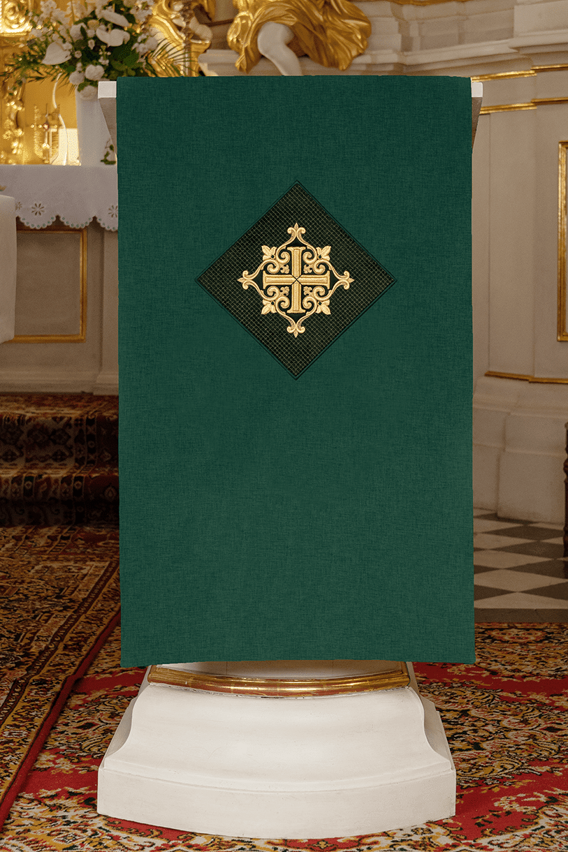 Serweta na Lektorium Zielona Aksamit - Haft Krzyż - SZATYLITURGICZNE.PL