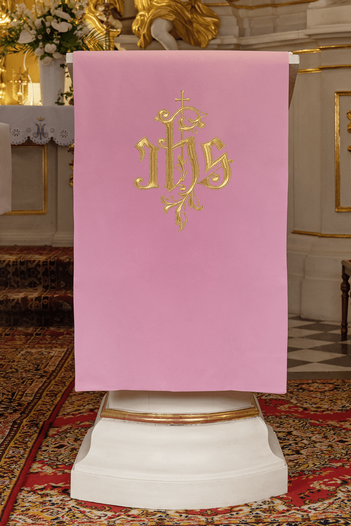 Serweta Różowa na Lektorium z Haftowanym IHS - Klasyczna - SZATYLITURGICZNE.PL