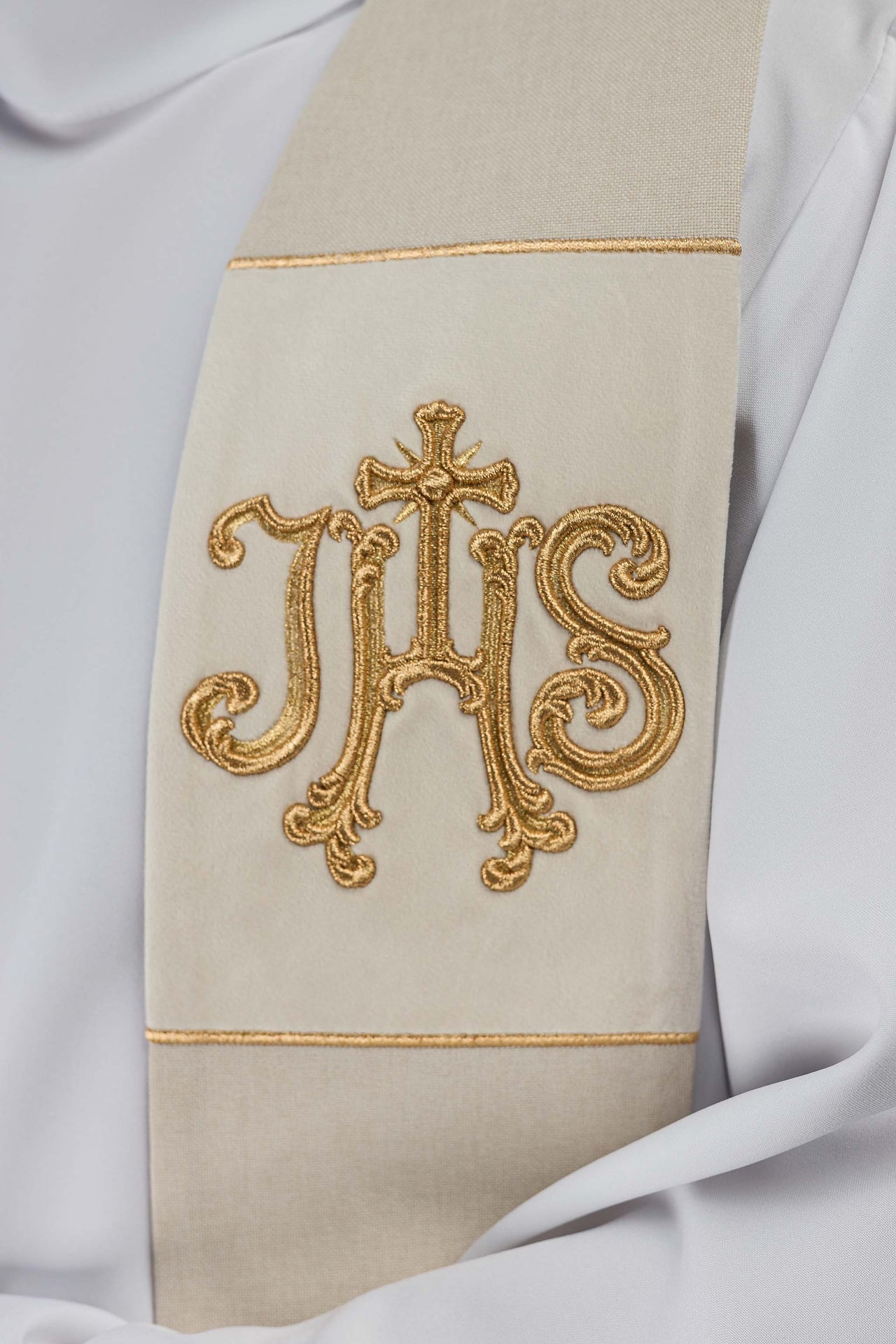 Stuła Aksamitna Haft IHS Ecru - Elegancja i Tradycja - SZATYLITURGICZNE.PL