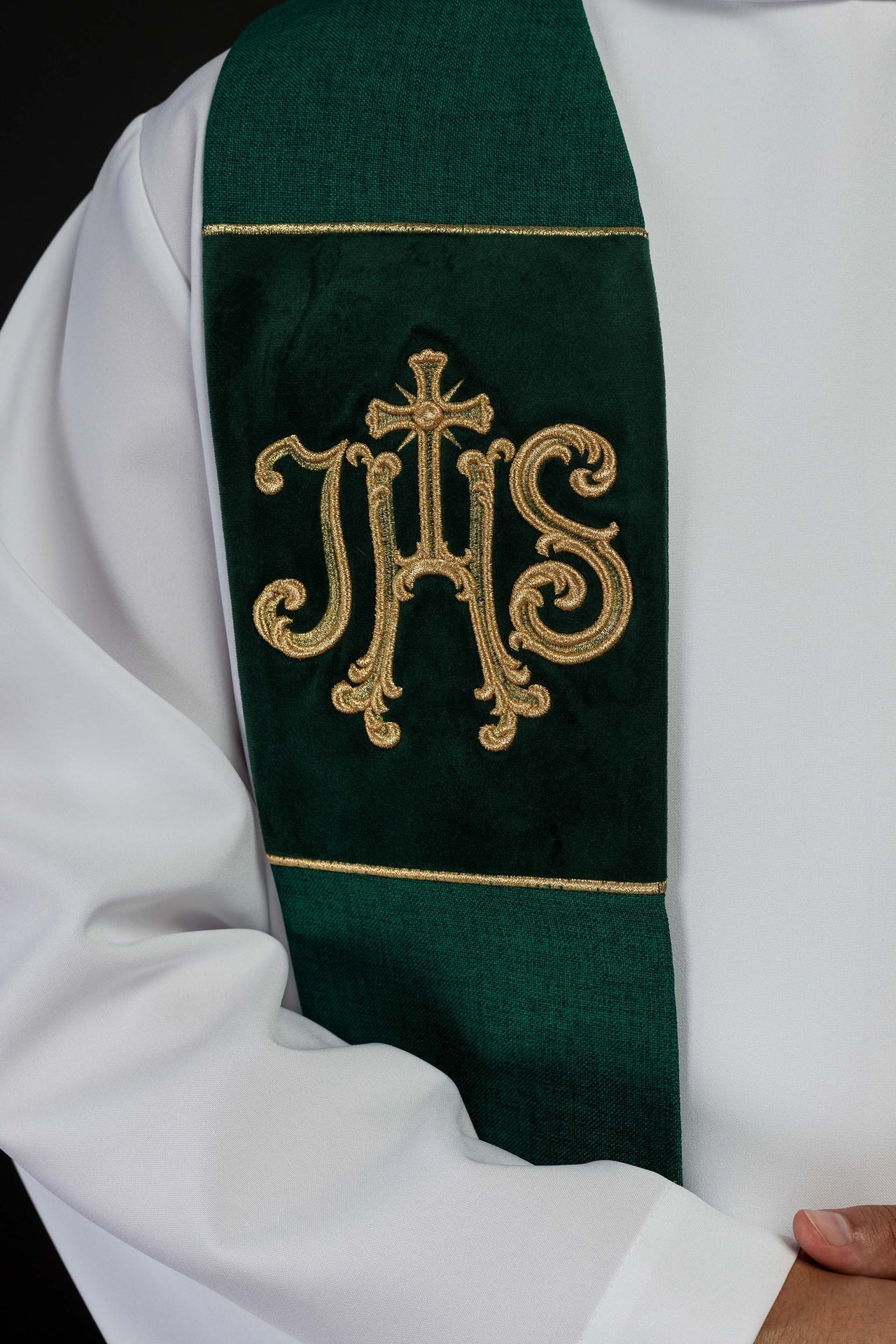 Stuła Aksamitna Zielona Haft IHS - Elegancka Liturgia - SZATYLITURGICZNE.PL