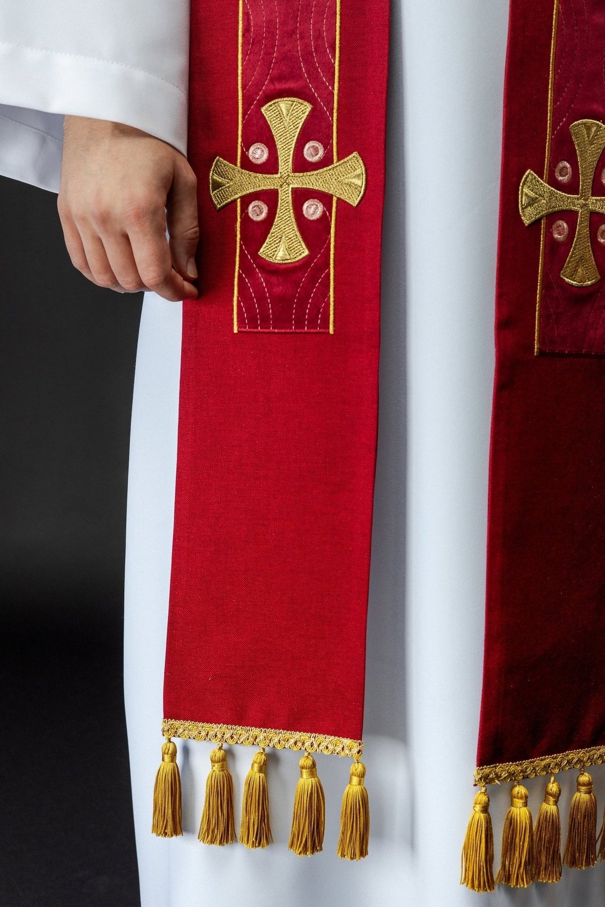 Stuła Czerwona Haftowana w Krzyże - Elegancka Szata Liturgiczna - SZATYLITURGICZNE.PL