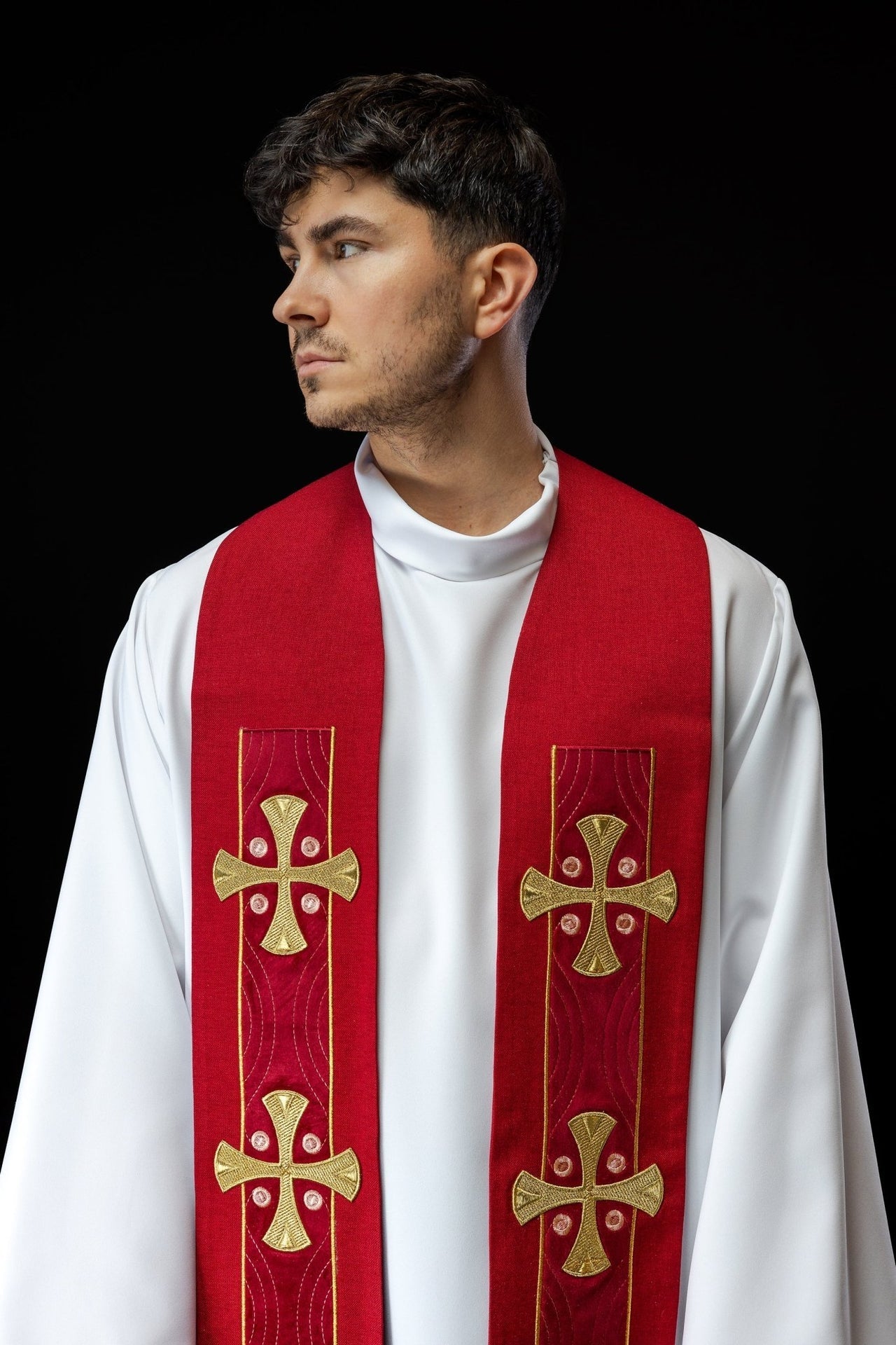 Stuła Czerwona Haftowana w Krzyże - Elegancka Szata Liturgiczna - SZATYLITURGICZNE.PL