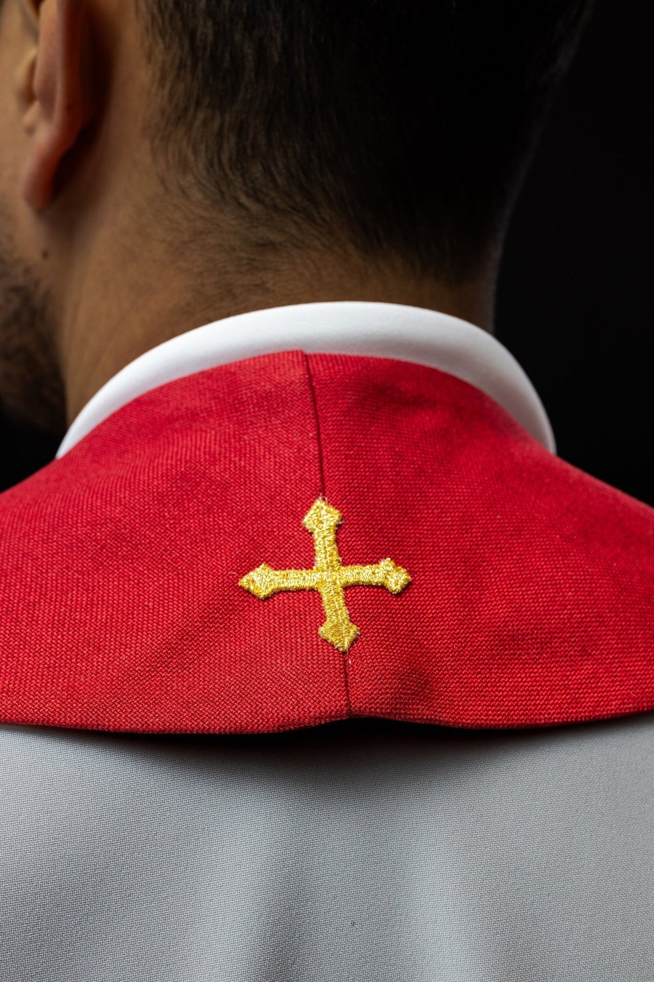 Stuła Czerwona Haftowana w Krzyże - Elegancka Szata Liturgiczna - SZATYLITURGICZNE.PL
