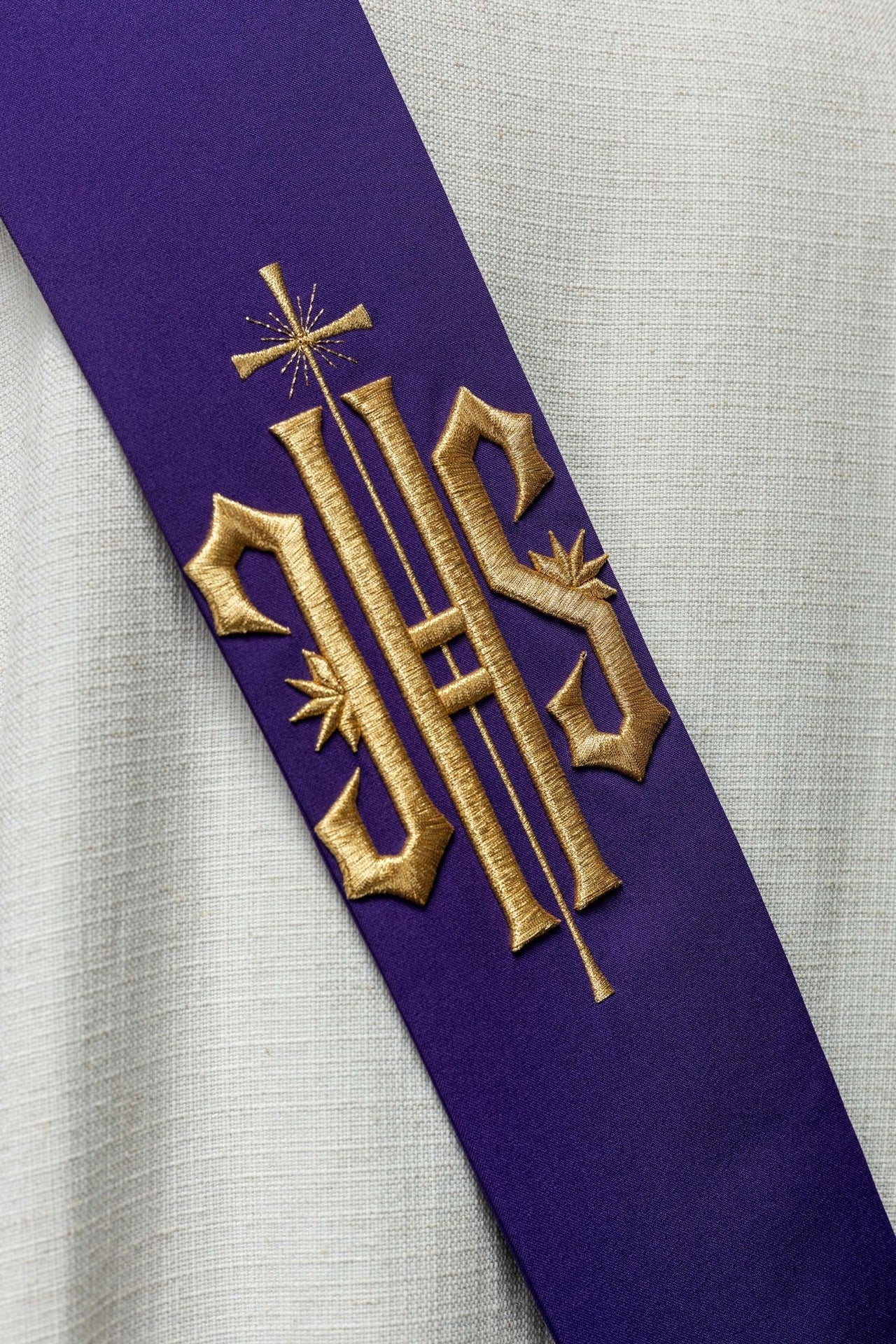 Stuła Diakońska IHS z Krzyżem - Haftowana Szata Liturgiczna - SZATYLITURGICZNE.PL