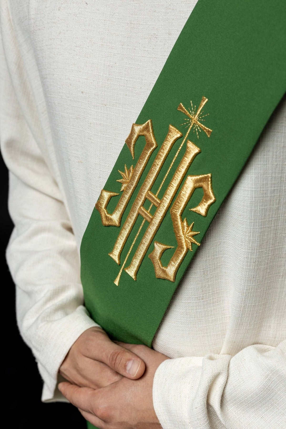 Stuła Diakońska Zielona IHS Krzyż Haft Komputerowy - Polska Produkcja - SZATYLITURGICZNE.PL