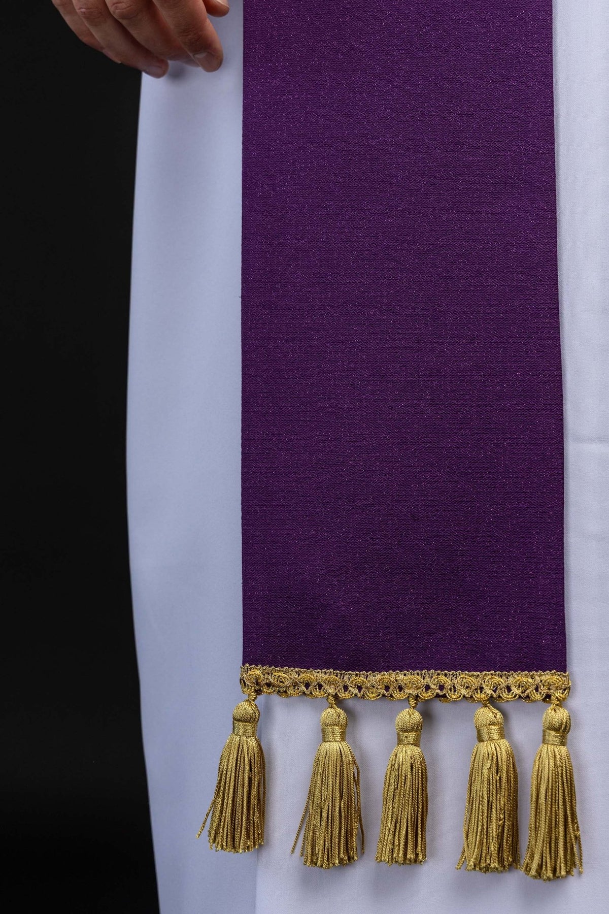 Stuła haftowana na adwent uszyta na błyszczącej tkaninie - SZATYLITURGICZNE.PL