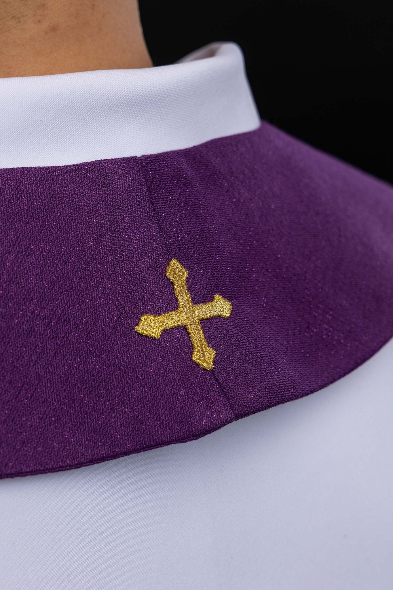 Stuła haftowana na adwent uszyta na błyszczącej tkaninie - SZATYLITURGICZNE.PL