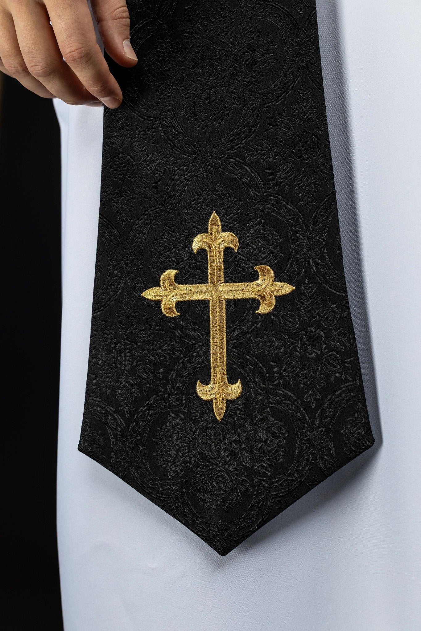 Stuła haftowana z motywem Krzyża czarna tkanina żakardowa - SZATYLITURGICZNE.PL