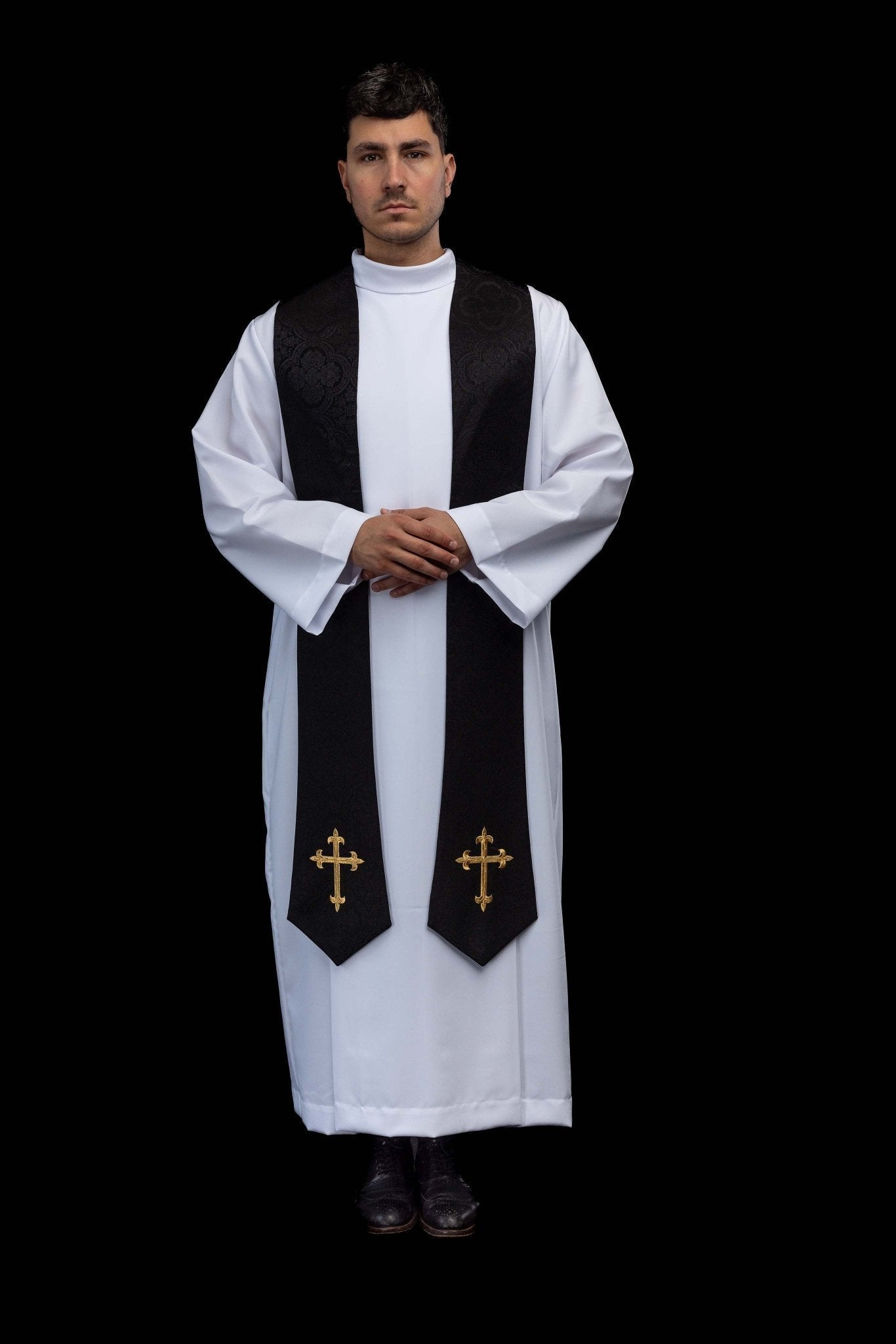 Stuła haftowana z motywem Krzyża czarna tkanina żakardowa - SZATYLITURGICZNE.PL