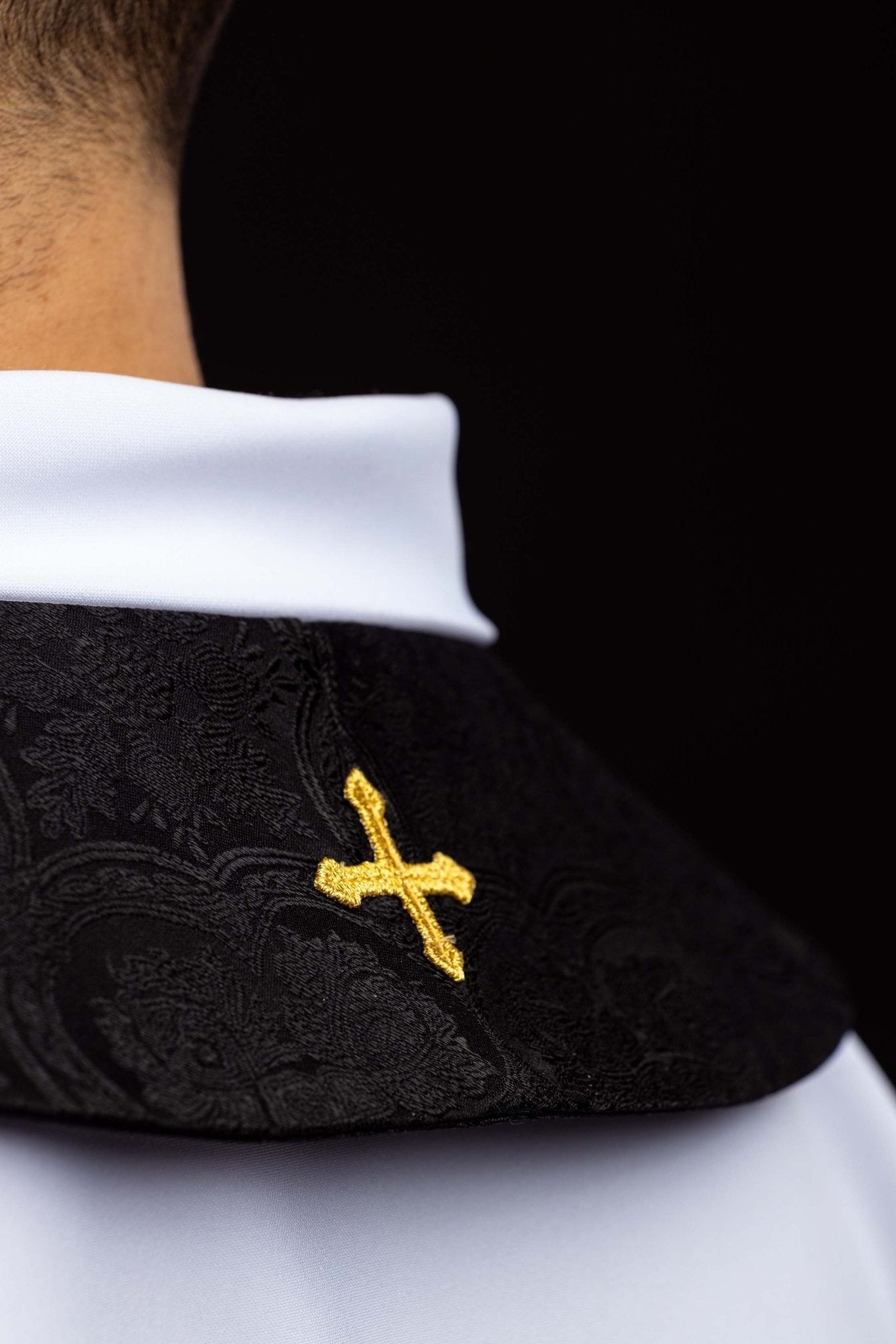 Stuła haftowana z motywem Krzyża czarna tkanina żakardowa - SZATYLITURGICZNE.PL
