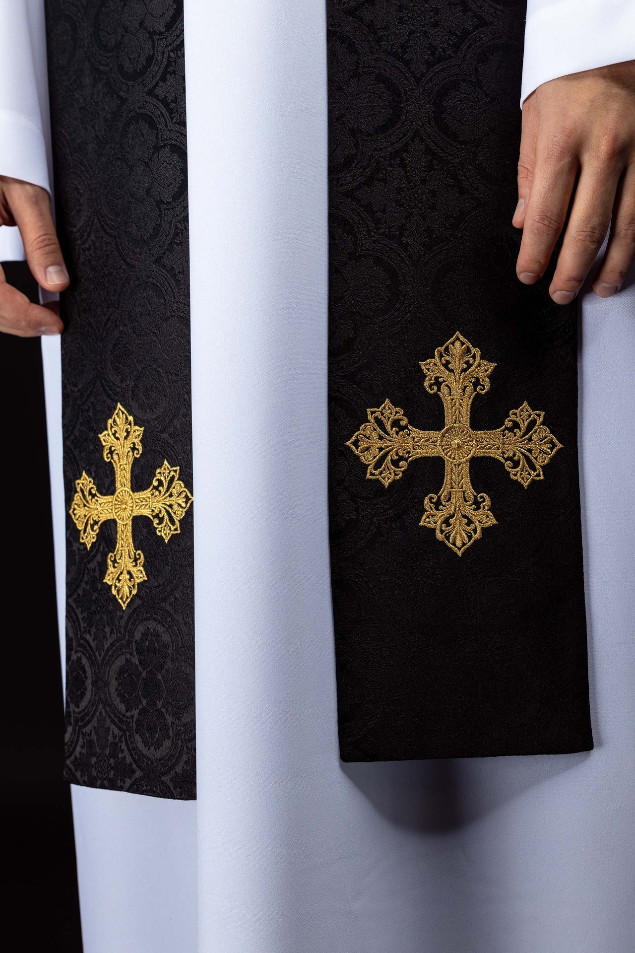 Stuła haftowana z motywem Krzyża czarna tkanina żakardowa - SZATYLITURGICZNE.PL
