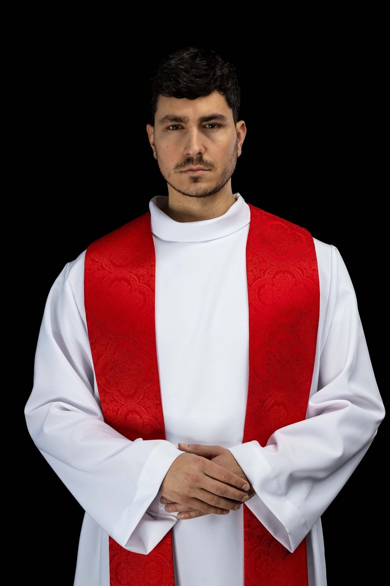 Stuła haftowana z motywem Krzyża czerwona tkanina żakardowa - SZATYLITURGICZNE.PL