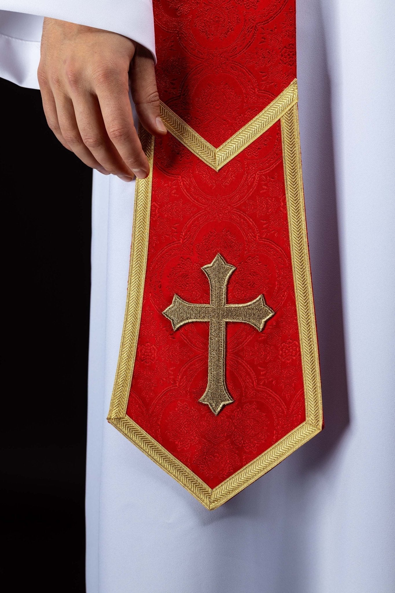Stuła haftowana z motywem Krzyża czerwona tkanina żakardowa - SZATYLITURGICZNE.PL