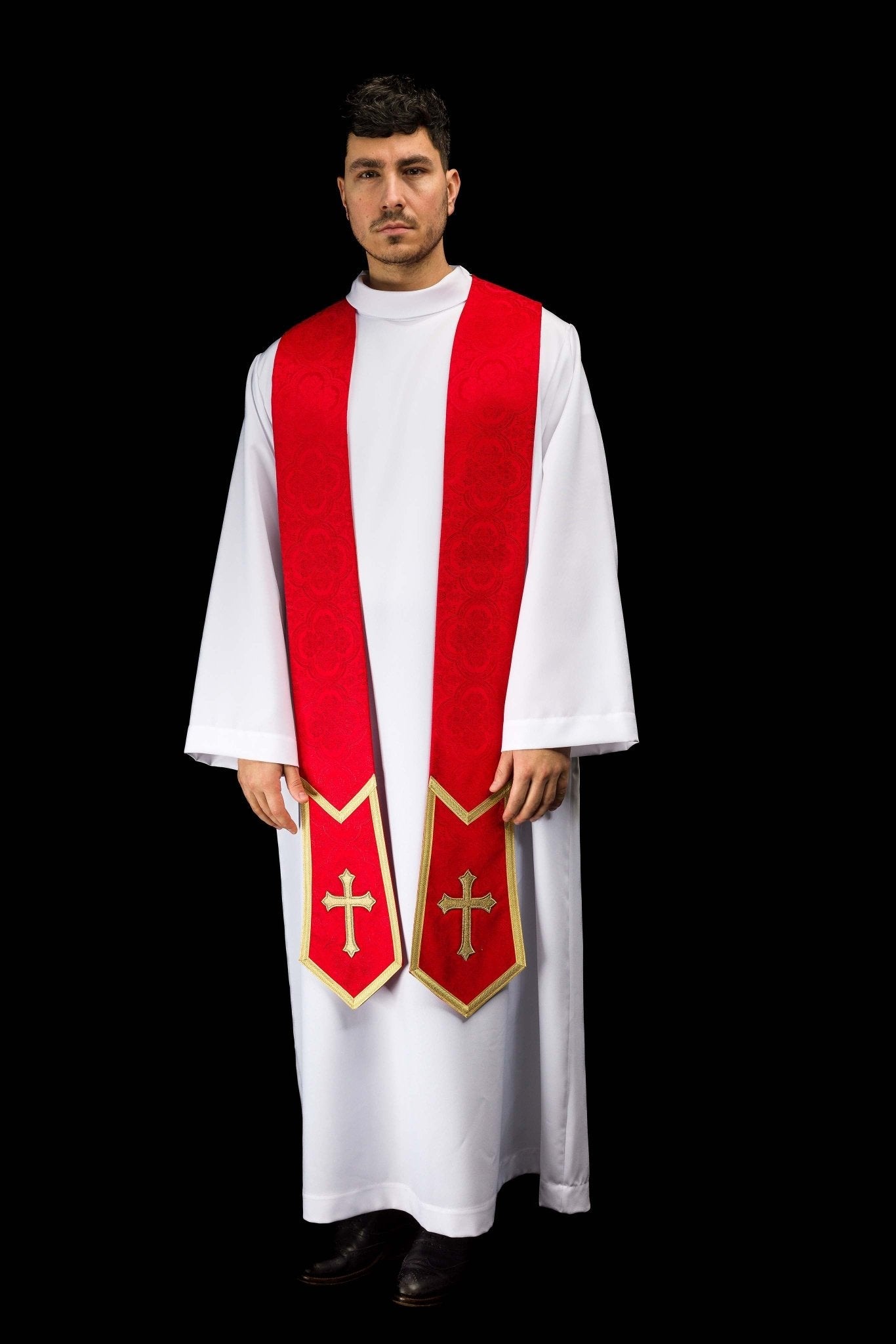 Stuła haftowana z motywem Krzyża czerwona tkanina żakardowa - SZATYLITURGICZNE.PL