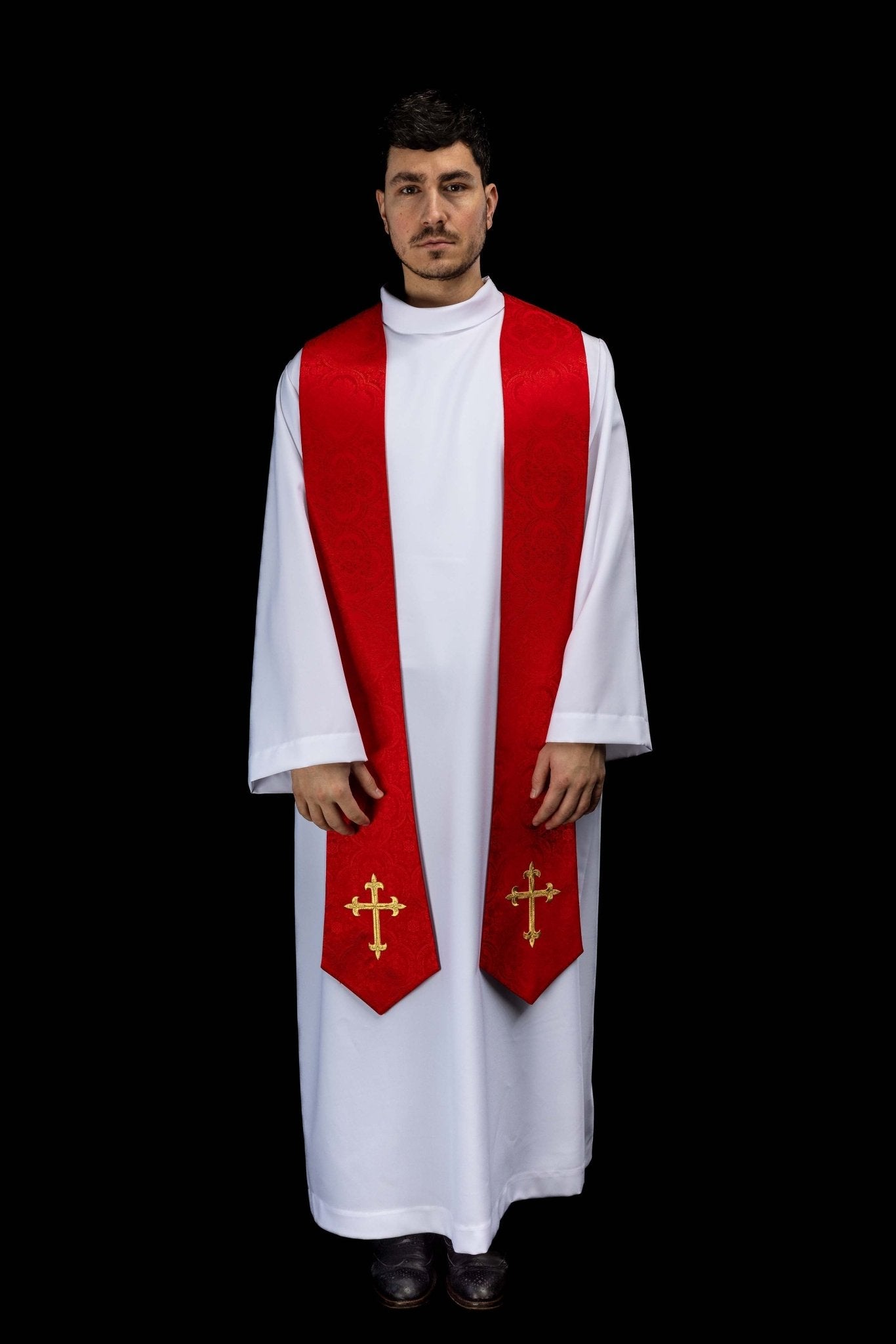 Stuła haftowana z motywem Krzyża czerwona tkanina żakardowa - SZATYLITURGICZNE.PL