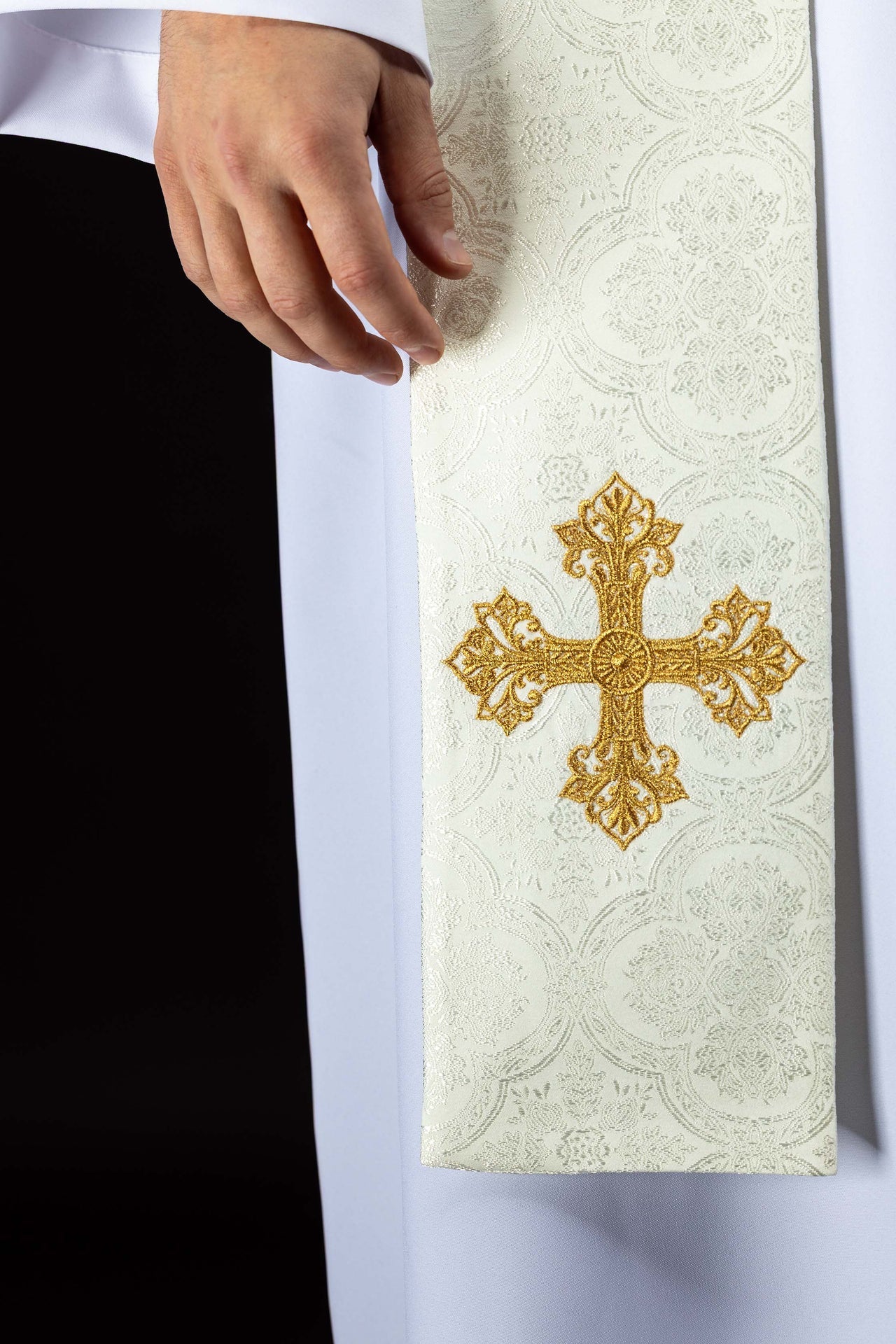 Stuła haftowana z motywem Krzyża ecru tkanina żakardowa - SZATYLITURGICZNE.PL