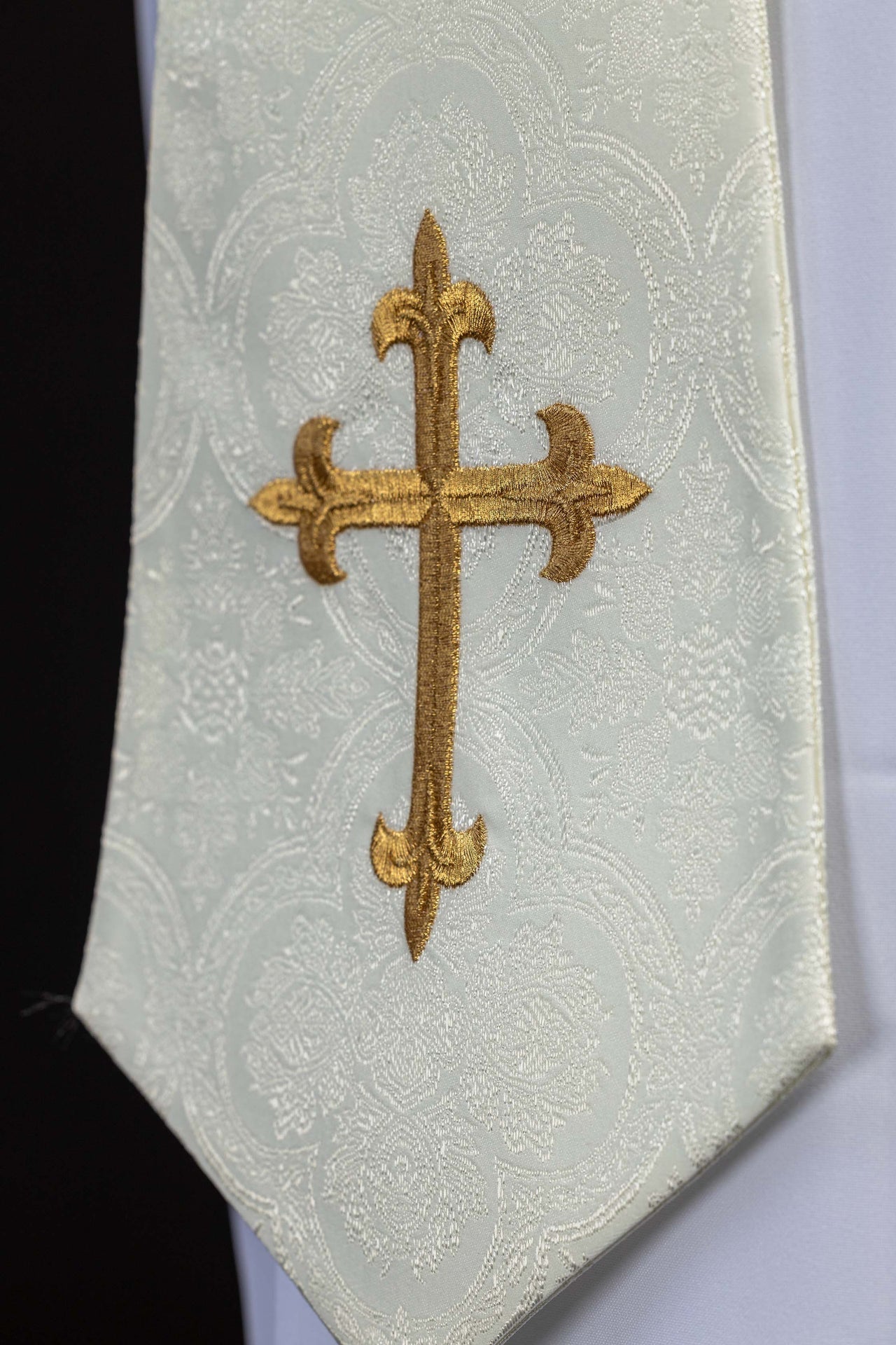 Stuła haftowana z motywem Krzyża ecru tkanina żakardowa - SZATYLITURGICZNE.PL