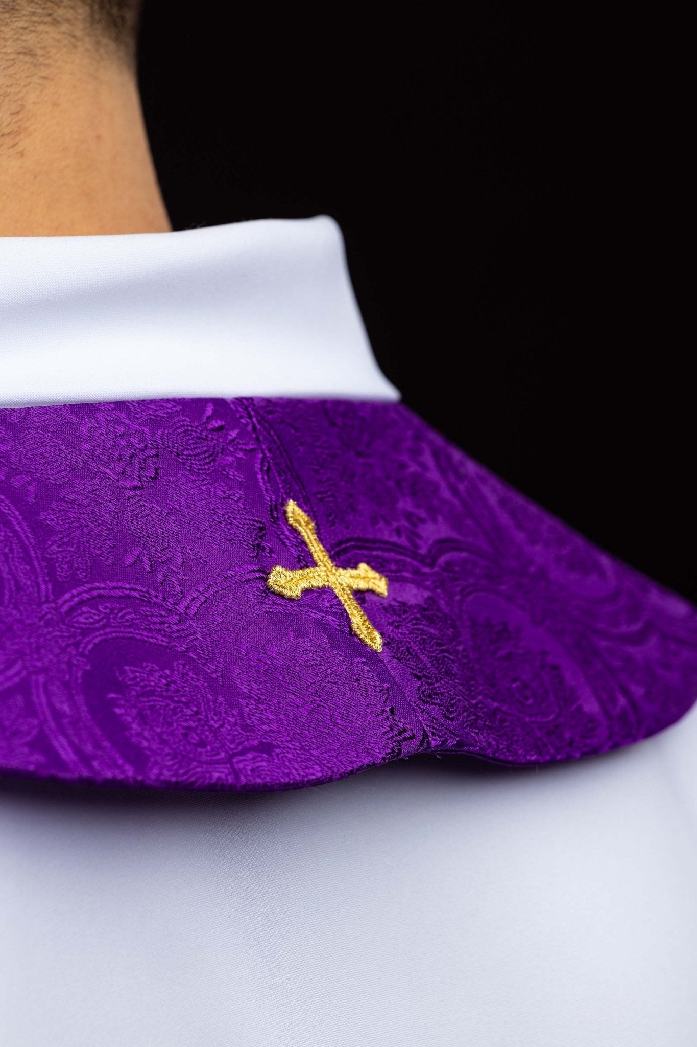 Stuła haftowana z motywem Krzyża fioletowa tkanina żakardowa - SZATYLITURGICZNE.PL