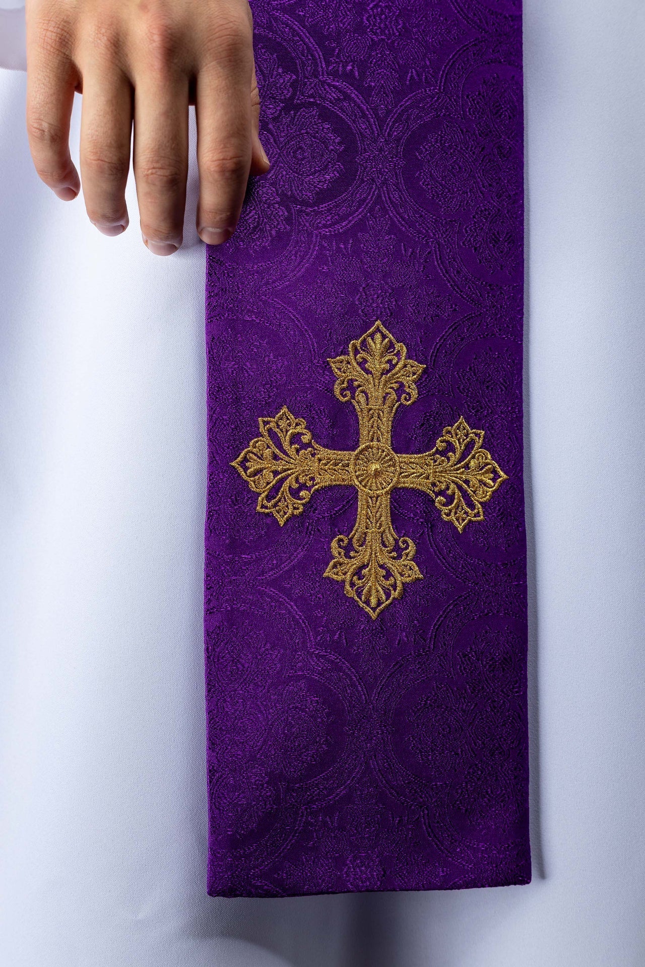 Stuła haftowana z motywem Krzyża fioletowa tkanina żakardowa - SZATYLITURGICZNE.PL