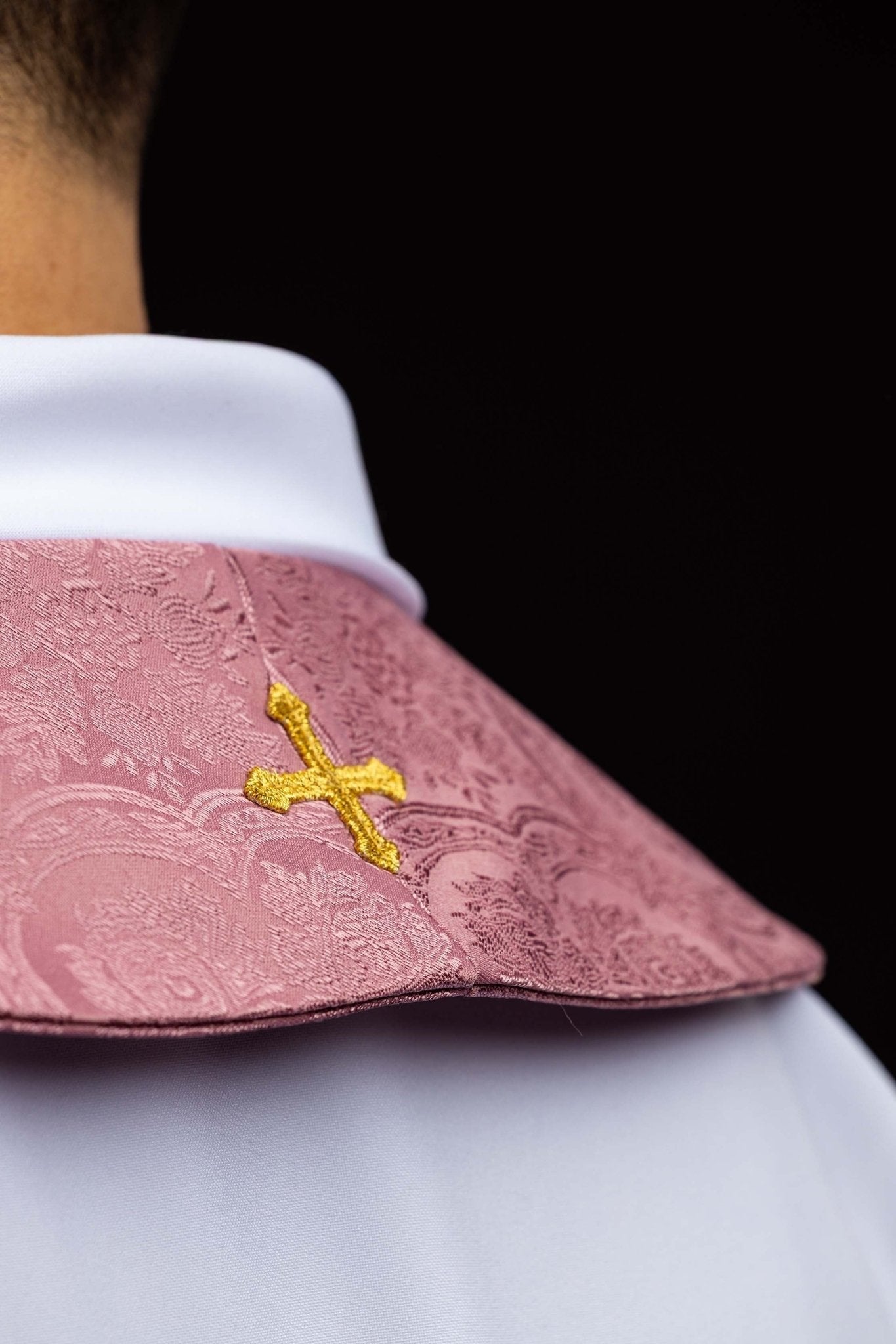 Stuła haftowana z motywem Krzyża różowa tkanina żakardowa - SZATYLITURGICZNE.PL