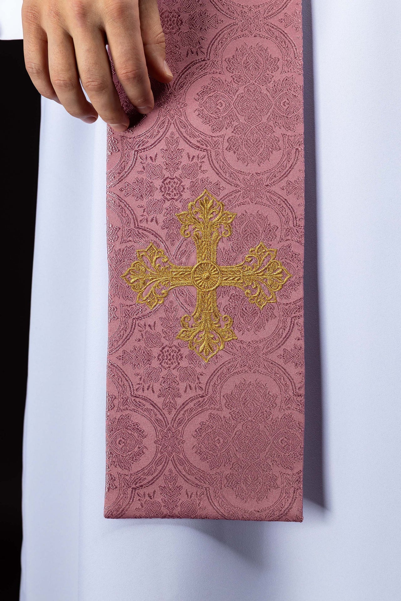 Stuła haftowana z motywem Krzyża różowa tkanina żakardowa - SZATYLITURGICZNE.PL