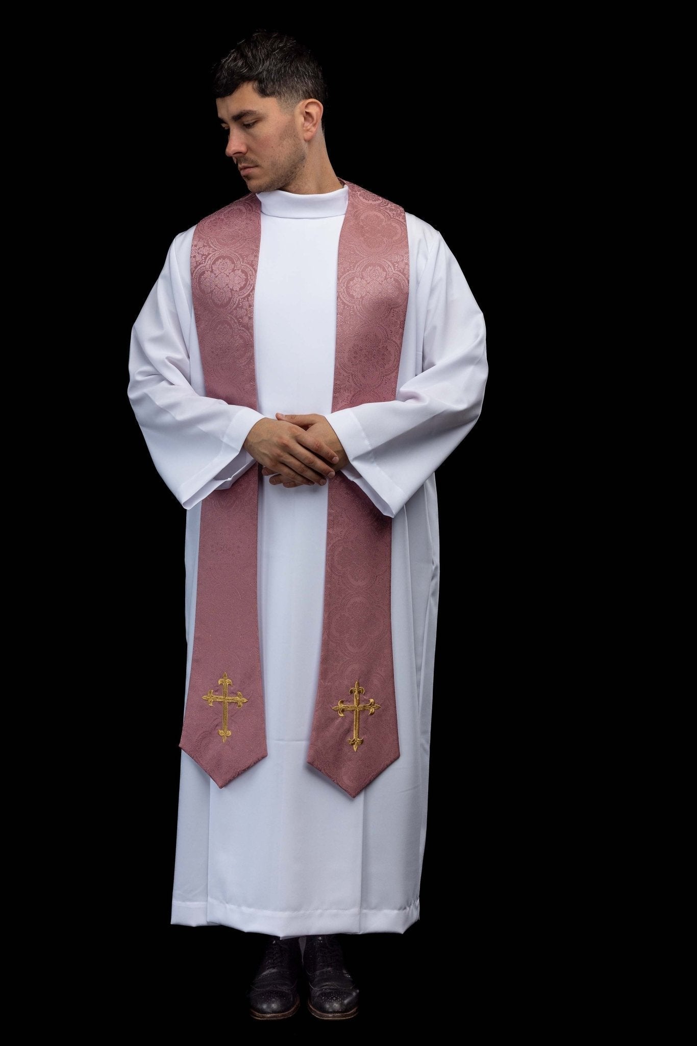 Stuła haftowana z motywem Krzyża różowa tkanina żakardowa - SZATYLITURGICZNE.PL